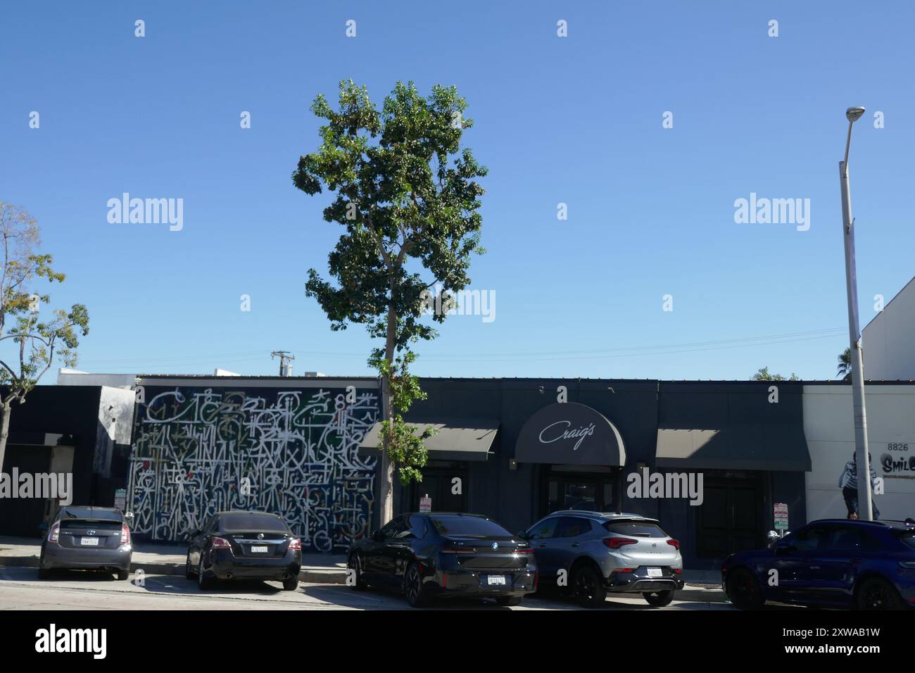 West Hollywood, Kalifornien, USA 18. August 2024 Craig's Restaurant in 8826 Melrose Avenue am 18. August 2024 in West Hollywood, Kalifornien, USA. Zu den Kunden gehören: Cher, Kit Harrington, Brad Pitt, Lady Gaga, Jennifer Lopez, Harry Styles, Emma Stone, Leonardo DiCaprio, Ryan Phillippe, Rod Stewart, Cedric Der Entertainer, Lea Michelle, Jennifer Lawrence, Charlize Theron, Jennifer Aniston, Christina Aguilera, Tatum O'Neal, Bryan Cranston, Sidney Poitier, Kylie Jenner, Kris Jenner, Ben Affleck, Lisa Kudrow, Diane Lane, Helen Hunt, Kate Beckinsale, Kate Hudson, Jane Fonda, Sofia Vergara, Ellen Degen Stockfoto