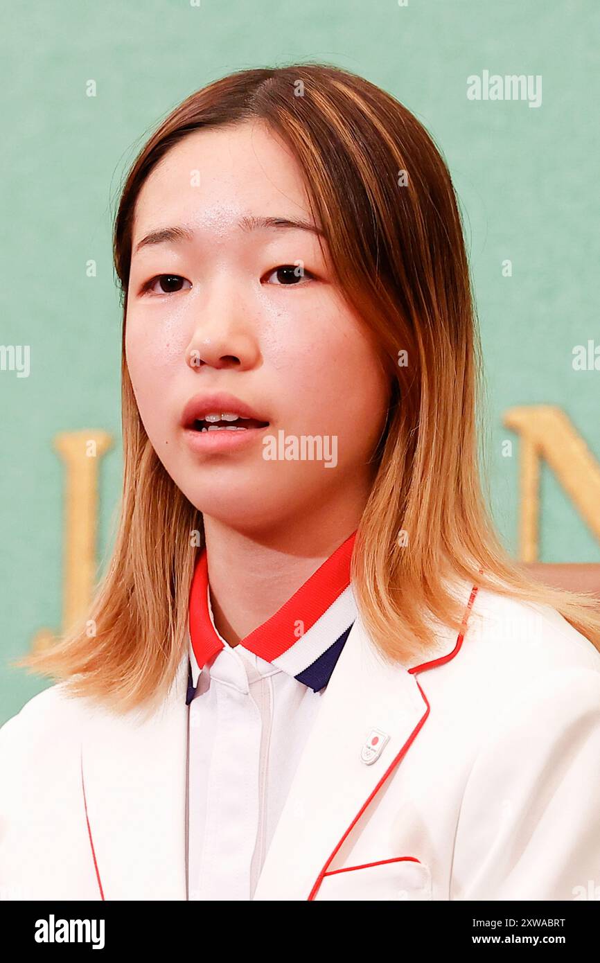 Tokio, Japan. August 2024. Der Pariser Olympiasieger Coco YOSHIZAWA spricht während einer Pressekonferenz im Japan National Press Club in Tokio. Nachdem Yoshizawa 2024 in Paris die Gold-Medaille der Skateboarding-Frauen gewonnen hatte, nahm sie an einer Pressekonferenz in Tokio Teil. (Kreditbild: © Rodrigo Reyes Marin/ZUMA Press Wire) NUR REDAKTIONELLE VERWENDUNG! Nicht für kommerzielle ZWECKE! Stockfoto