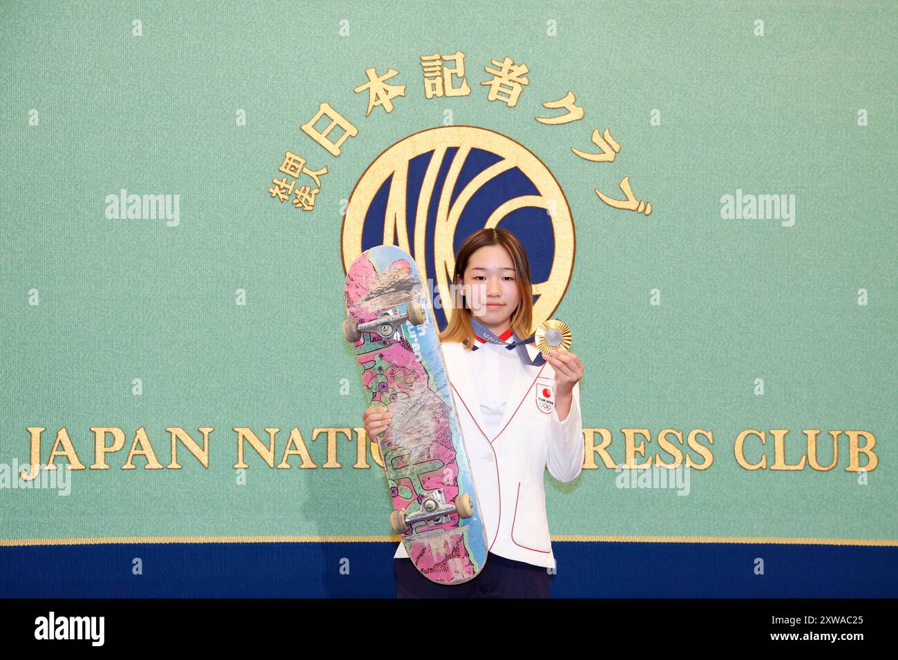 Tokio, Japan. August 2024. Der Pariser Olympiasieger Coco YOSHIZAWA posiert für die Kameras im Japan National Press Club in Tokio. Yoshizawa nahm an einer Pressekonferenz in Tokio Teil, nachdem er 2024 in Paris die Gold-Medaille der Skateboarding-Frauen gewonnen hatte. (Kreditbild: © Rodrigo Reyes Marin/ZUMA Press Wire) NUR REDAKTIONELLE VERWENDUNG! Nicht für kommerzielle ZWECKE! Stockfoto