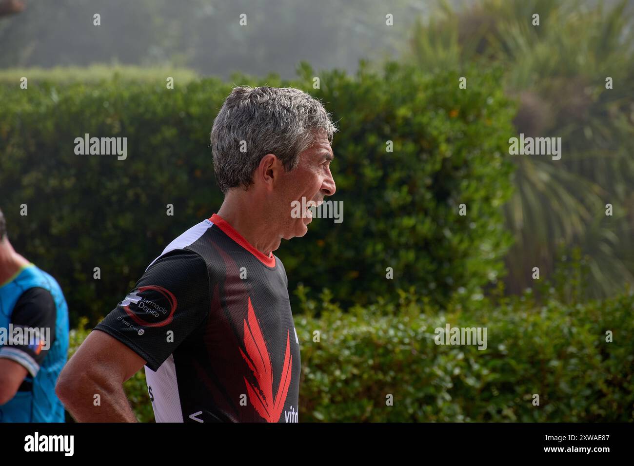 Bayona, Pontevedra, Spanien, 18. August 2024; die Entschlossenheit der Teilnehmer ist offensichtlich, wenn sie die Ziellinie überqueren, völlig erschöpft, aber siegreich. Stockfoto