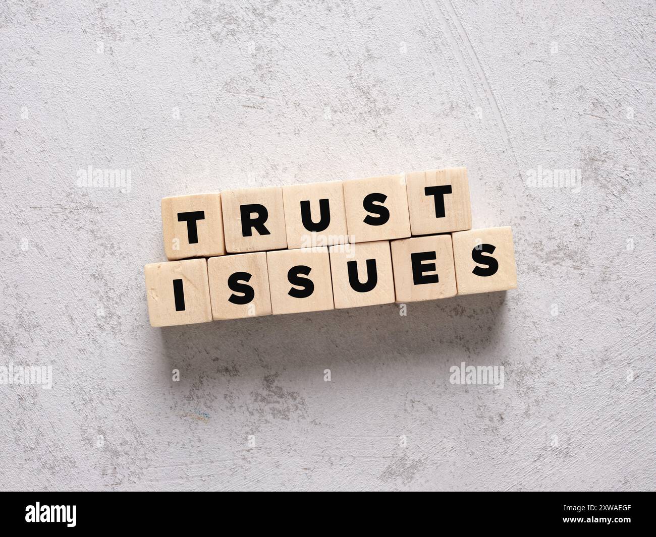Das Wort Vertrauen ist bei Holzwürfeln problematisch. Misstrauen im Geschäft, in persönlichen Beziehungen, in der Ehe und in Beziehungen. Stockfoto