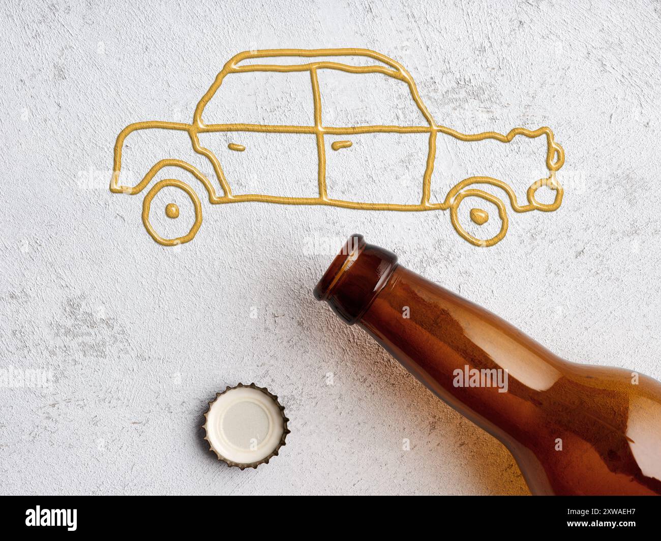 Betrunkenes Fahren und Autounfall. Alkoholkonsum, Unfälle und Katastrophen. Eine abgestürzte Autofigur in flüssiger Form ist aus der Bierflasche auf der Lasche verschüttet Stockfoto