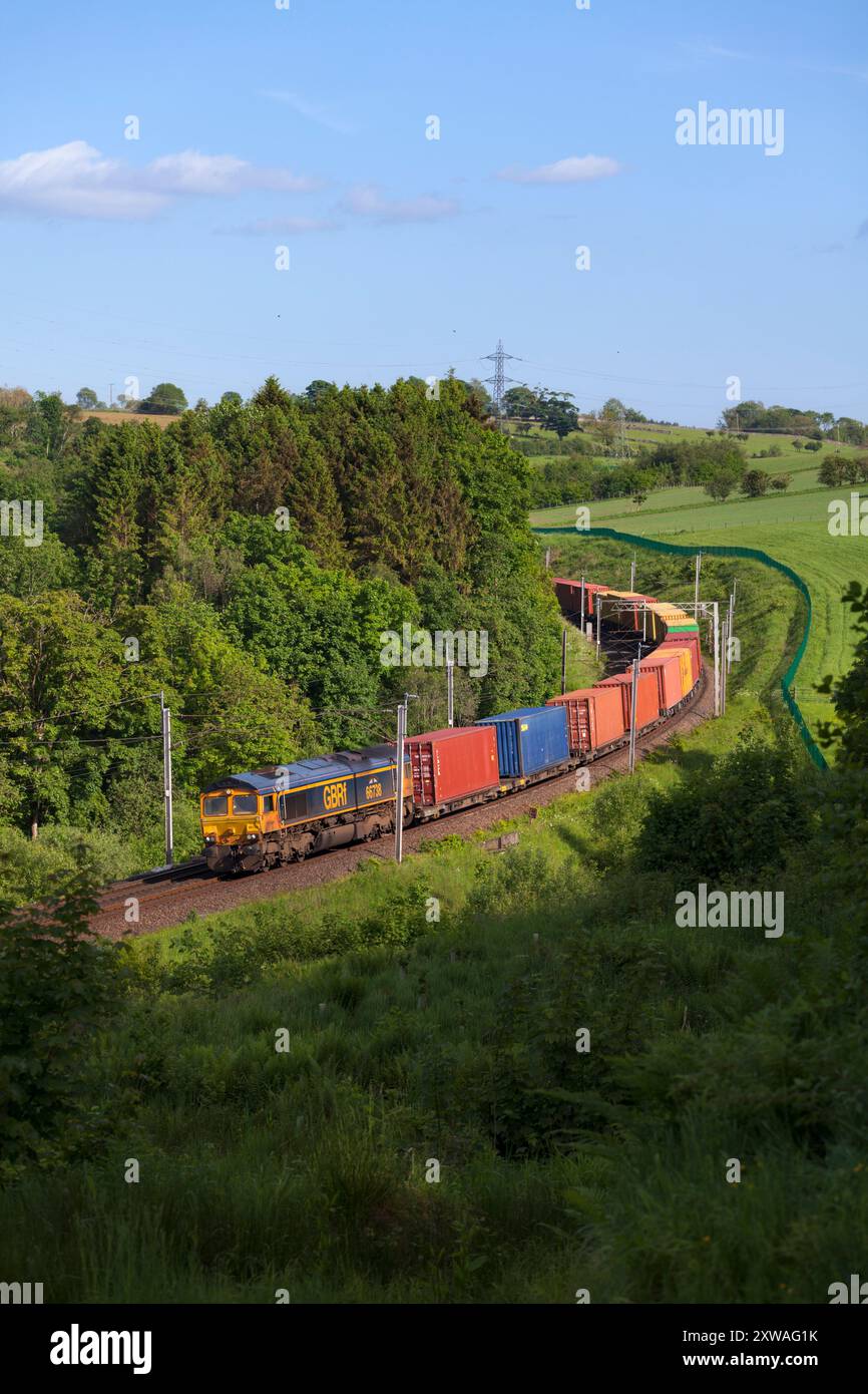 06/2024 Bessy Ghyll (nördlich von Shap, Cumbria) 66738 Huddersfield Town 4S57 1143 Hams Hall Gbrf zum Mossend Euroterminal Stockfoto