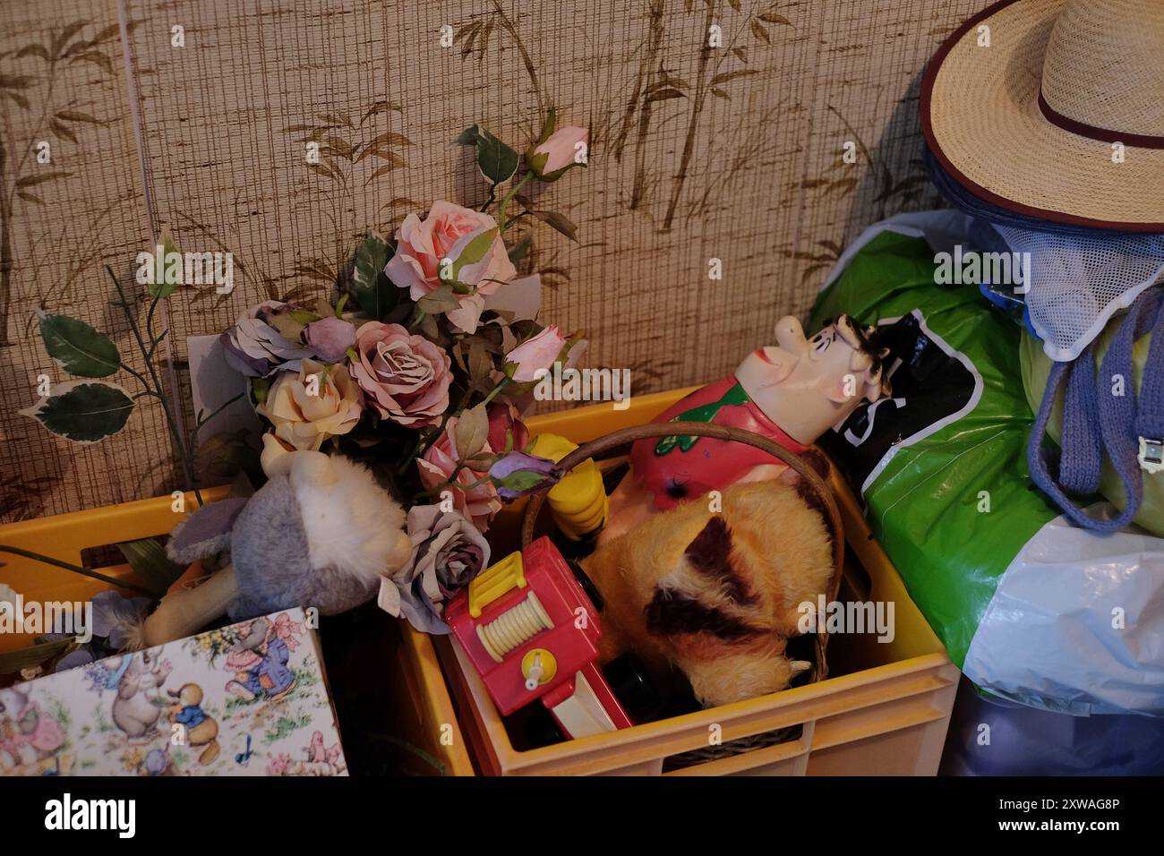 Alte Spielzeuge für die Enkelkinder, ältere Großeltern, die in ihrem eigenen Zuhause leben, Baby-Boomer-Unordnung mit bürgerlichen Besitztümern Stockfoto