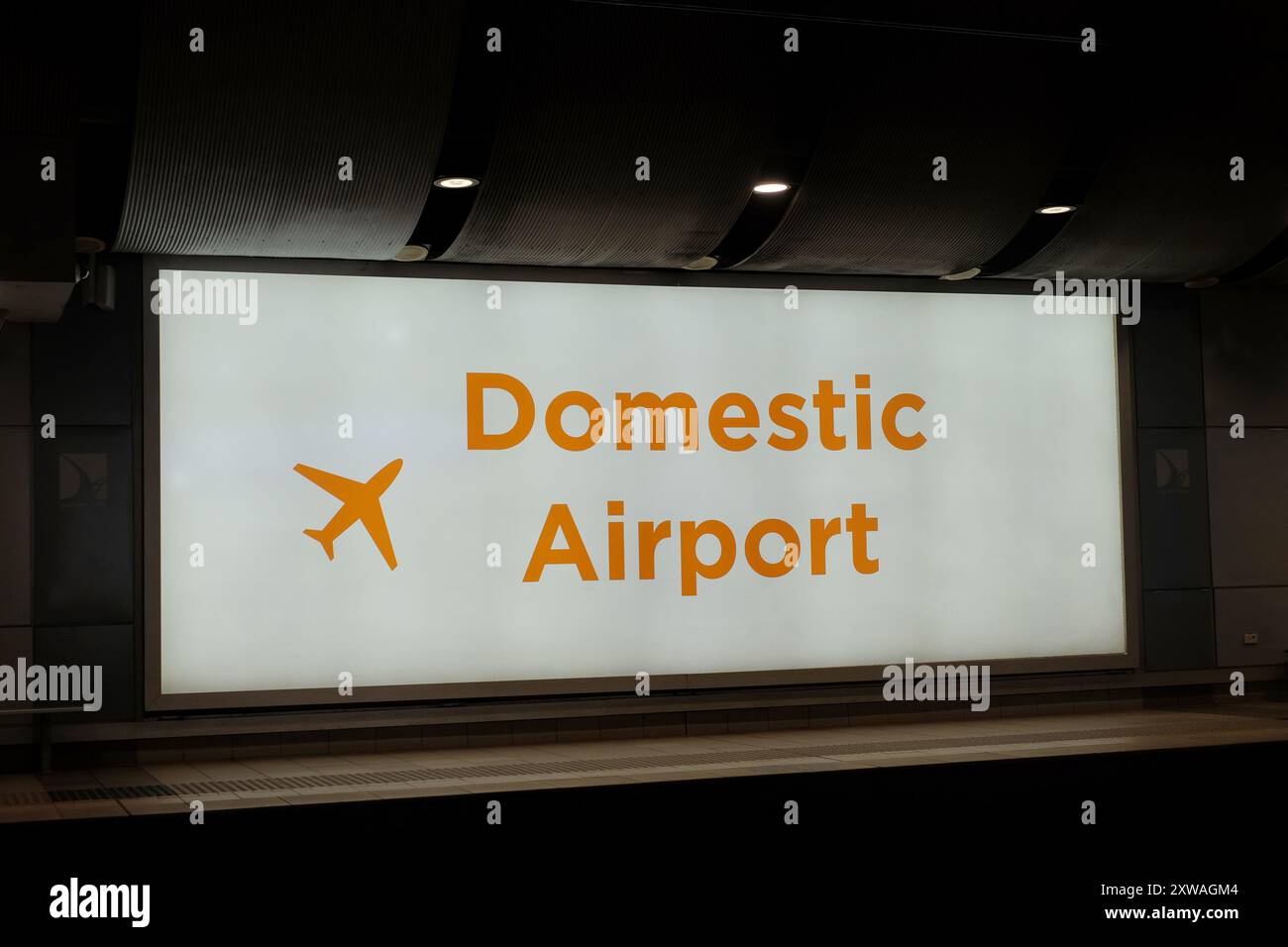 Ein großes beleuchtetes Schild mit der Aufschrift „Inlandflughafen“ am Bahnhof in Mascot, Sydney, Australien Stockfoto