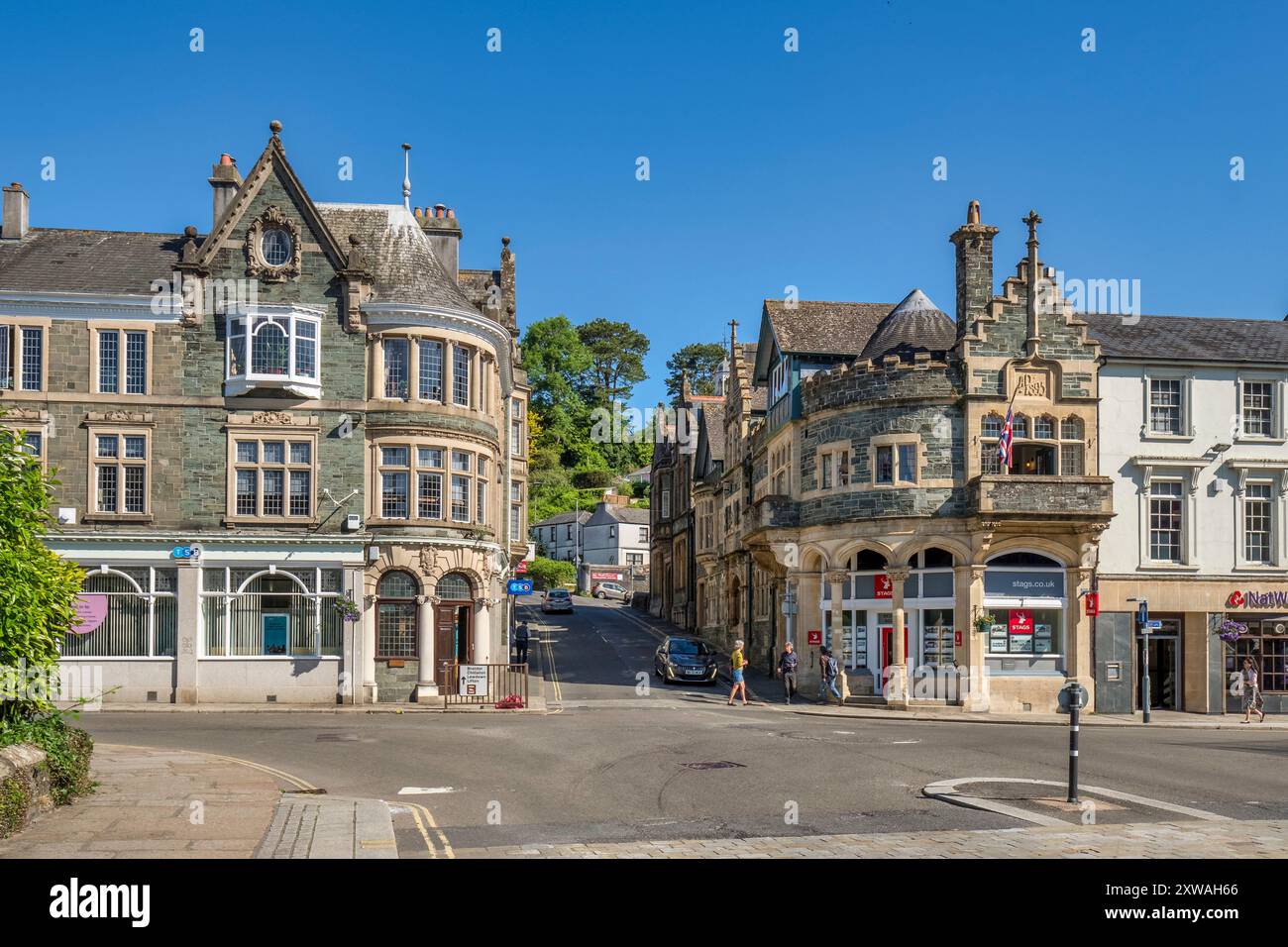 2. Juni 2023: Tavistock, Devon, Großbritannien - schöne alte Gebäude am Bedford Square, an einem Sommertag mit tiefblauem Himmel. Ein dauerhaftes Spiegelbild des großen W Stockfoto 2. Juni 2023: Tavistock, Devon, Großbritannien - schöne alte Gebäude am Bedford Square, an einem Sommertag mit tiefblauem Himmel. Ein dauerhaftes Spiegelbild des großen W Stockfoto