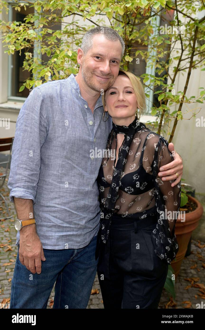 Katharine Mehrling mit Ehemann Tilmar Kuhn bei der Premiere des Theaterstücks die Tanzstunde im Heimathafen Neukölln. Berlin, 18.08.2024 *** Katharine Mehrling mit Ehemann Tilmar Kuhn bei der Premiere des Stücks die Tanzstunde im Heimathafen Neukölln Berlin, 18 08 2024 Foto:XF.xKernx/xFuturexImagex tanzstunde 4829 Stockfoto