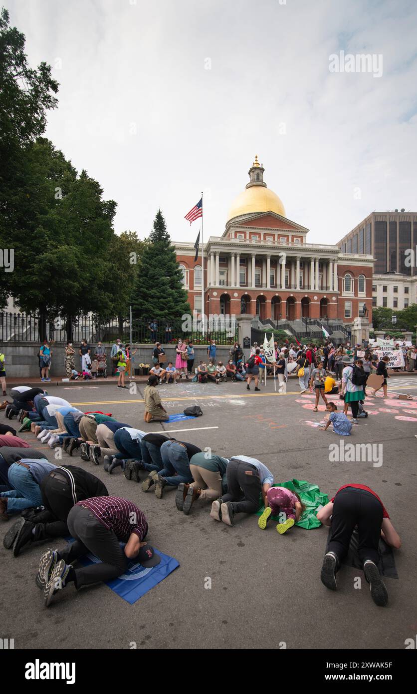 Boston, Massachusetts, USA. August 2024. Keine weitere Bombe, Solidarität mit Gaza-Demonstration, die zu einem Waffenstillstand im Gazastreifen und zu einer Beendigung der Bewaffnung Israels durch die USA aufruft. Hunderte versammelten sich auf dem Boston Common und marschierten dann zum Massachusetts State House, wo sie die Beacon Street vor dem Gebäude blockierten. Keine weiteren Bombendemonstrationen fanden in über 20 US-Städten am Tag vor dem Beginn der Democratic National Convention in Chicago statt. Foto zeigt Nachmittagsgebete auf der Straße vor dem Staatshaus. Quelle: Chuck Nacke / Alamy Live News Stockfoto