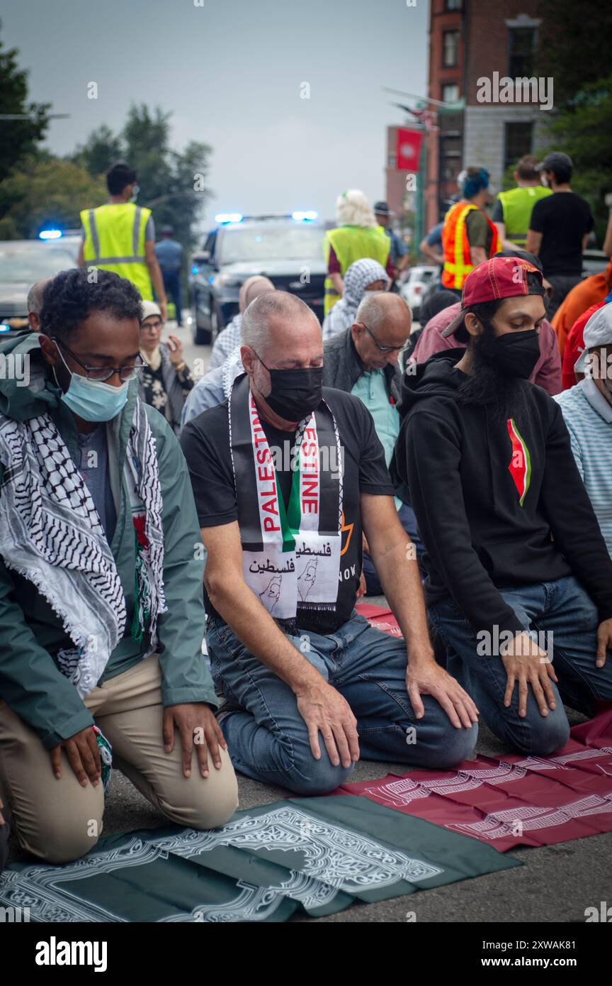 Boston, Massachusetts, USA. August 2024. Keine weitere Bombe, Solidarität mit Gaza-Demonstration, die zu einem Waffenstillstand im Gazastreifen und zu einer Beendigung der Bewaffnung Israels durch die USA aufruft. Hunderte versammelten sich auf dem Boston Common und marschierten dann zum Massachusetts State House, wo sie die Beacon Street vor dem Gebäude blockierten. Keine weiteren Bombendemonstrationen fanden in über 20 US-Städten am Tag vor dem Beginn der Democratic National Convention in Chicago statt. Foto zeigt Nachmittagsgebete auf der Straße vor dem Staatshaus. Quelle: Chuck Nacke / Alamy Live News Stockfoto