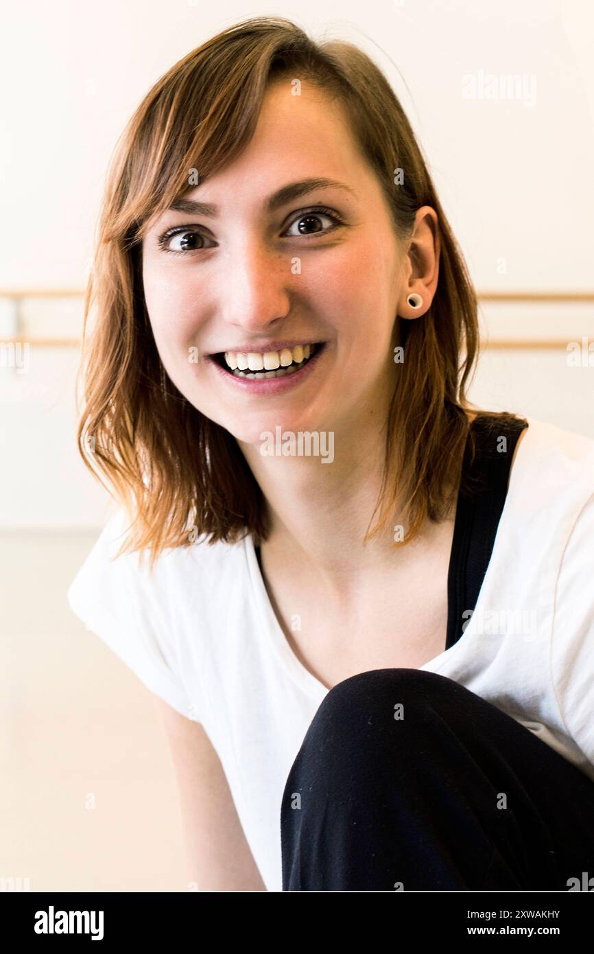 Junger Erwachsener, Sehr Glücklicher Balletttänzer. Junger Erwachsener, sehr glückliches Ballett, weibliche Balletttänzerin während einer kleinen Pause von der Rehearal im Studio. Arnheim, Niederlande. MRYES Arnhem Dansacademie Arnhem Gelderland Nederland Copyright: XGuidoxKoppesxPhotox Stockfoto