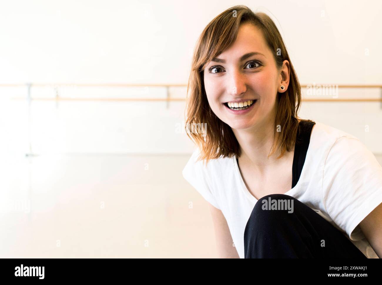 Junger Erwachsener, Sehr Glücklicher Balletttänzer. Junger Erwachsener, sehr glückliches Ballett, weibliche Balletttänzerin während einer kleinen Pause von der Rehearal im Studio. Arnheim, Niederlande. MRYES Arnhem Dansacademie Arnhem Gelderland Nederland Copyright: XGuidoxKoppesxPhotox Stockfoto
