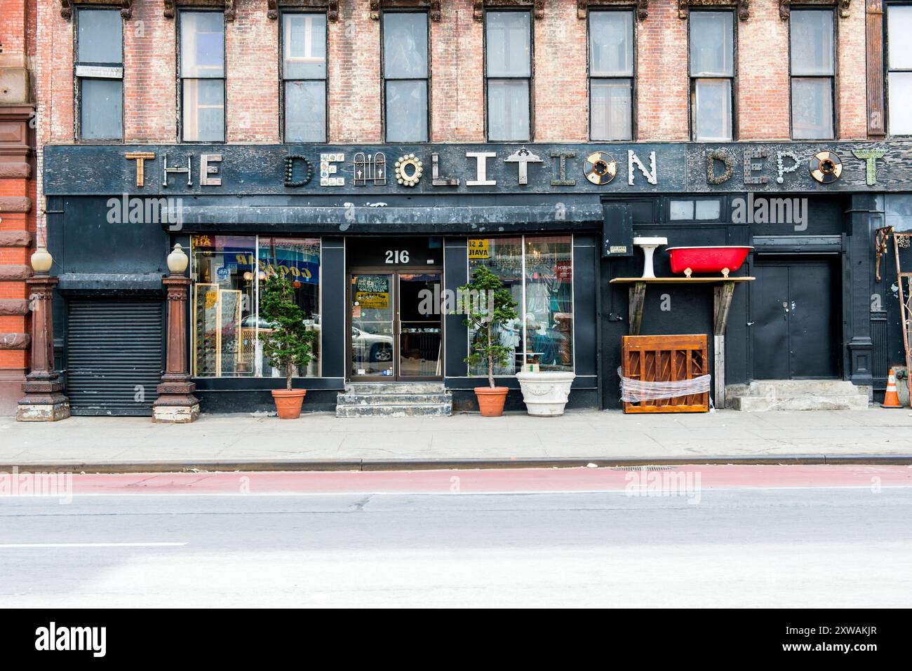 Antiquitätenladen Fassade New York City, USA. Antiquitätenladen in der 125. Straße, Harlem. New York City 125th Street, Harlem New York Vereinigte Staaten von Amerika Copyright: XGuidoxKoppesxPhotox Stockfoto