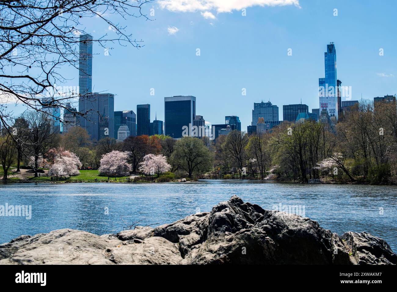 Blick auf die 59th Street und Turtle Pond Blick auf die 59th Street und den Central Park Turtle Pond, Mid Town Manhattan. New York City, New York, USA. New York City Central Park, Manhattan New York Vereinigte Staaten von Amerika Copyright: XGuidoxKoppesxPhotox Stockfoto