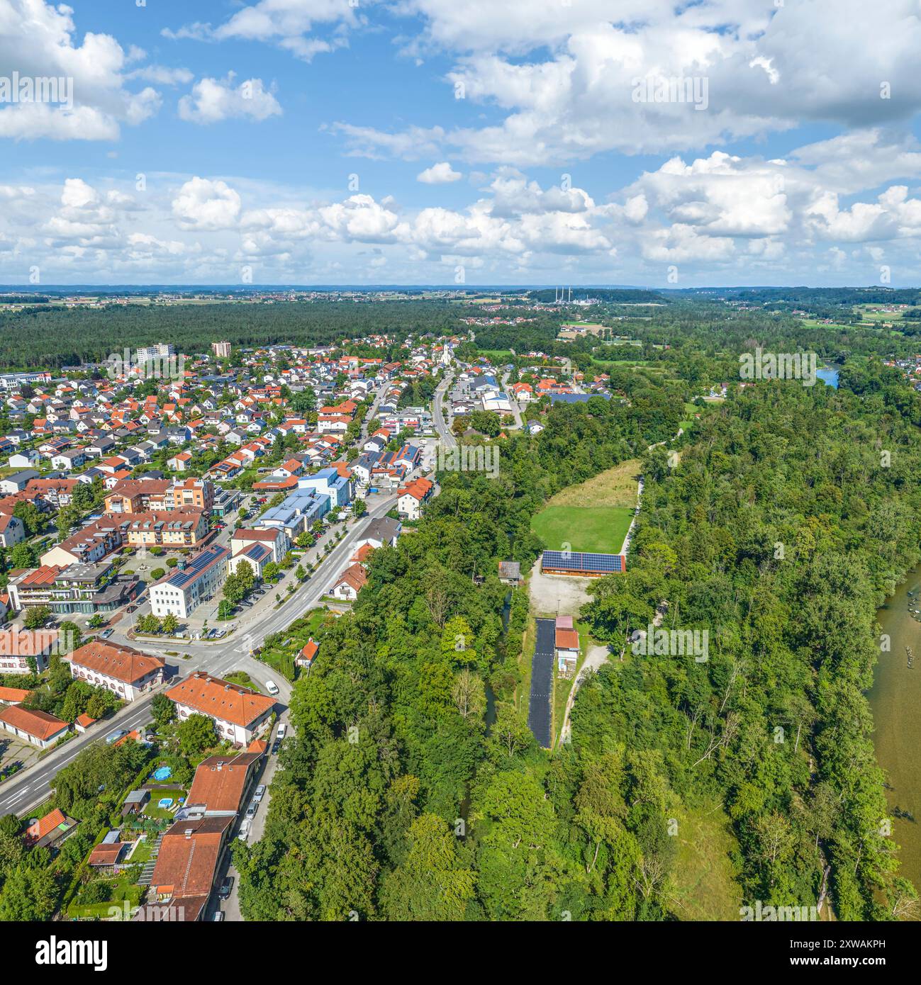 Blick auf die Gemeinde Garching an der Alz in Oberbayern Stockfoto