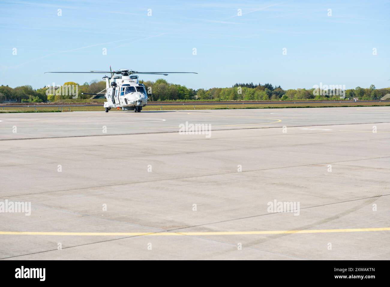 NH90 Marine Helicopter NH90 Marine und Navy Helicopter landen auf der Gilze-Rijen Airforce Base, bevor sie am 5. Mai 2016 Künstler zu Befreiungsfestivals transportierten. Gilze-Rijen, Niederlande. Gilze-Rijen Vliegabsis Gilze-Rijen Noord-Brabant Nederland Copyright: XGuidoxKoppesxPhotox Stockfoto