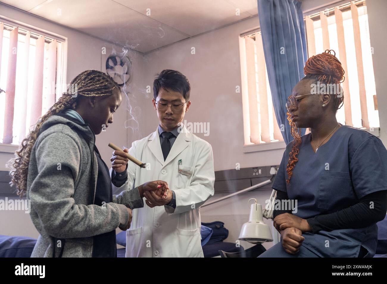 (240819) -- JOHANNESBURG, 19. August 2024 (Xinhua) -- Hu Zijing demonstriert Moxibustionstechniken während eines Akupunkturtrainings an der Universität Johannesburg in Johannesburg, Südafrika, am 29. Juli 2024. In der Abteilung für Komplementärmedizin der Fakultät für Gesundheitswissenschaften an der Universität Johannesburg hatten die Studenten im zweiten Studienjahr einen Moxibustion-Kurs. Während des Trainings lernten sie die Funktionen der Moxibustion kennen und übten verschiedene Techniken mit Moxa-Kegeln und Moxa-Sticks unter der Führung von Hu Zijing, einem leitenden Dozenten und Forscher in der Abteilung. HU ist respo Stockfoto