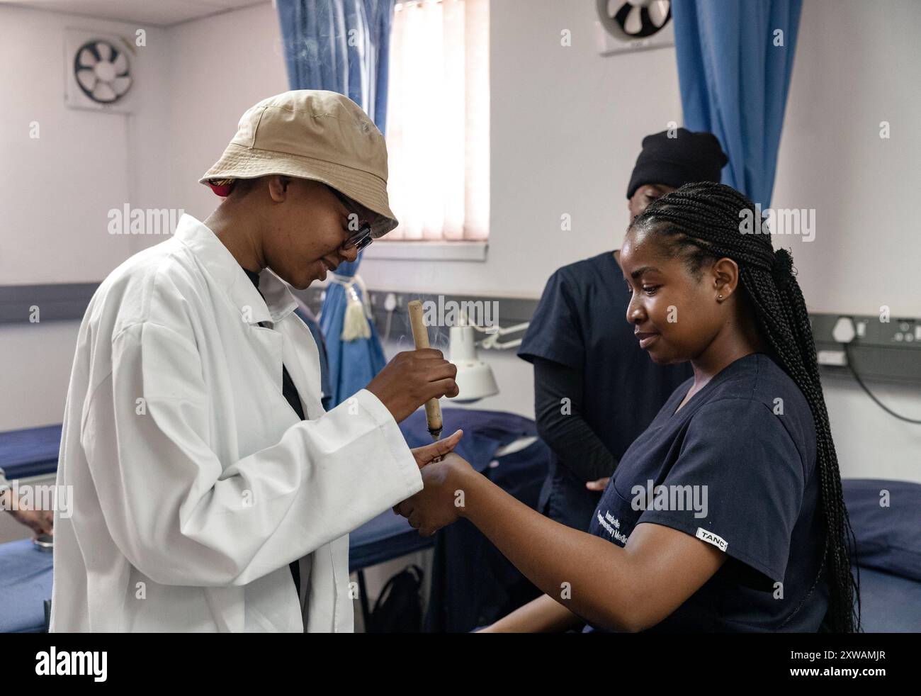 (240819) -- JOHANNESBURG, 19. August 2024 (Xinhua) -- Studenten üben Moxibustion während eines Akupunkturtrainings an der Universität Johannesburg, Südafrika, am 29. Juli 2024. In der Abteilung für Komplementärmedizin der Fakultät für Gesundheitswissenschaften an der Universität Johannesburg hatten die Studenten im zweiten Studienjahr einen Moxibustion-Kurs. Während des Trainings lernten sie die Funktionen der Moxibustion kennen und übten verschiedene Techniken mit Moxa-Kegeln und Moxa-Sticks unter der Führung von Hu Zijing, einem leitenden Dozenten und Forscher in der Abteilung. HU ist verantwortlich für die t Stockfoto