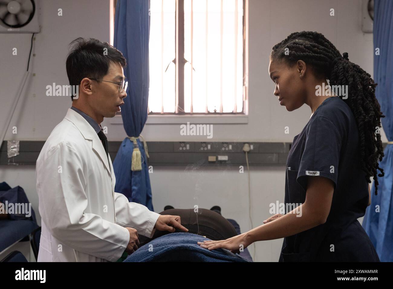 (240819) -- JOHANNESBURG, 19. August 2024 (Xinhua) -- Hu Zijing spricht während eines Akupunkturtrainings über Moxibustion an der Universität Johannesburg in Johannesburg, Südafrika, am 29. Juli 2024. In der Abteilung für Komplementärmedizin der Fakultät für Gesundheitswissenschaften an der Universität Johannesburg hatten die Studenten im zweiten Studienjahr einen Moxibustion-Kurs. Während des Trainings lernten sie die Funktionen der Moxibustion kennen und übten verschiedene Techniken mit Moxa-Kegeln und Moxa-Sticks unter der Führung von Hu Zijing, einem leitenden Dozenten und Forscher in der Abteilung. HU ist für die verantwortlich Stockfoto