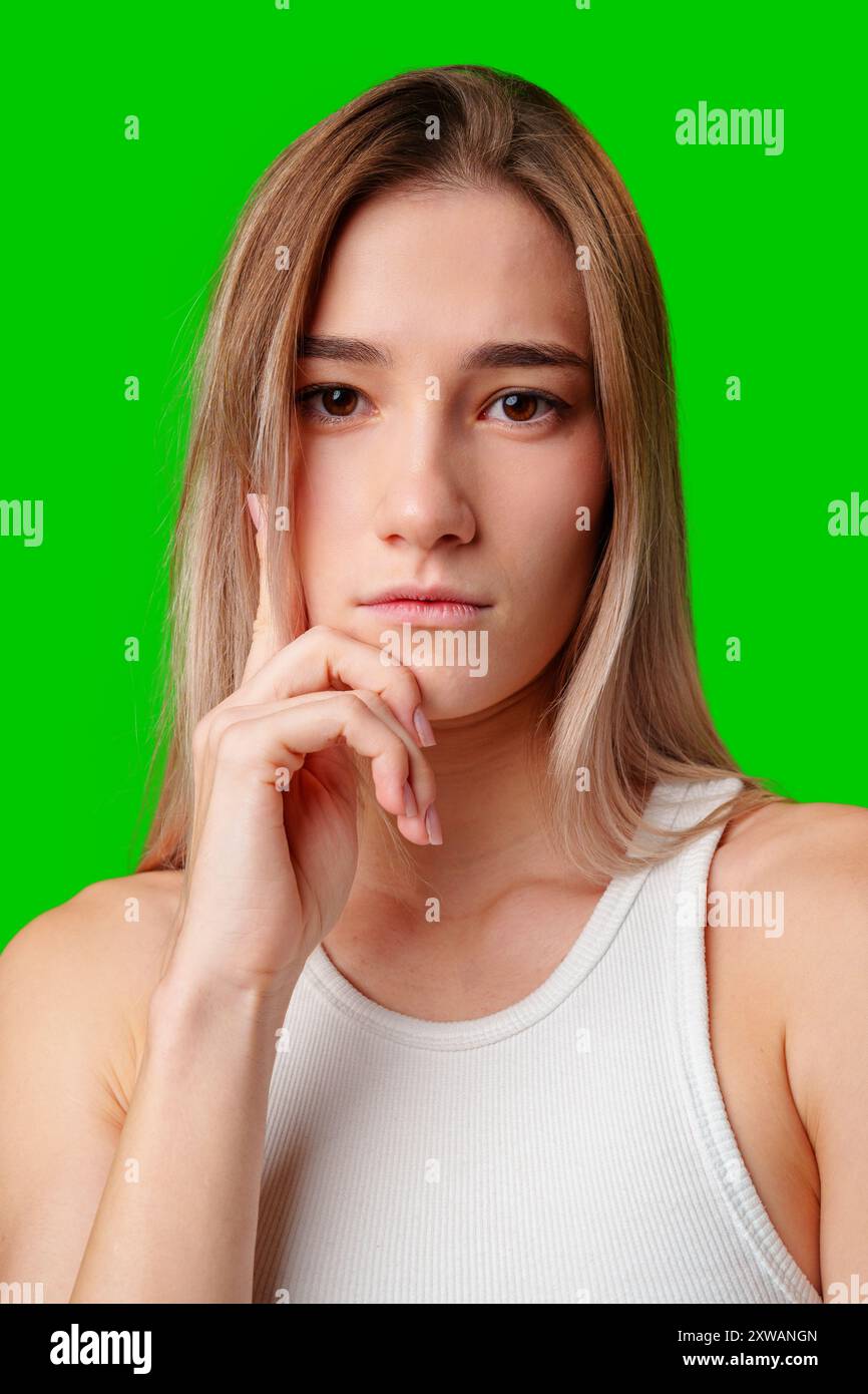 Junge Frau Mit Blondem Haar Posiert Gegen Green Screen Stockfoto