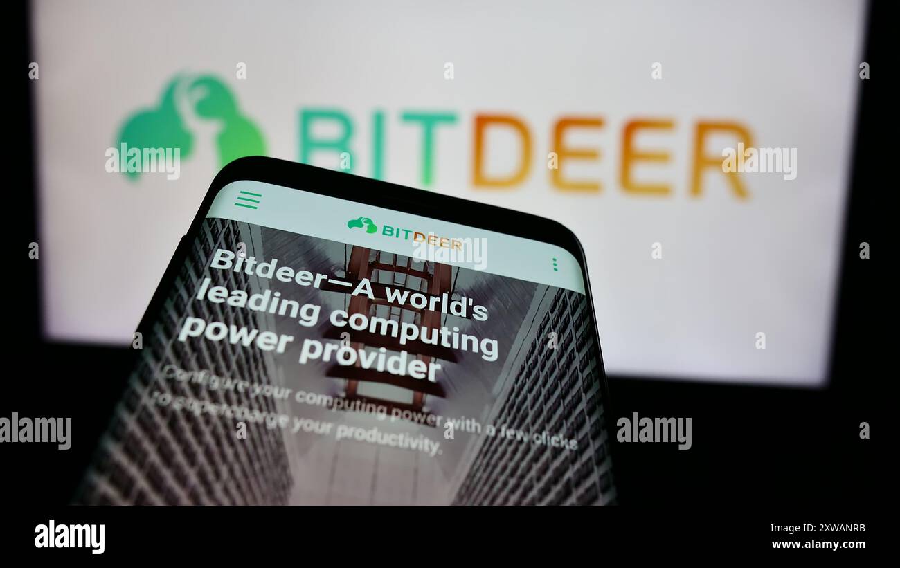 Smartphone mit Website des singapurischen Blockchain-Unternehmens Bitdeer Technologies Group vor dem Logo. Fokussieren Sie sich oben links auf der Telefonanzeige. Stockfoto