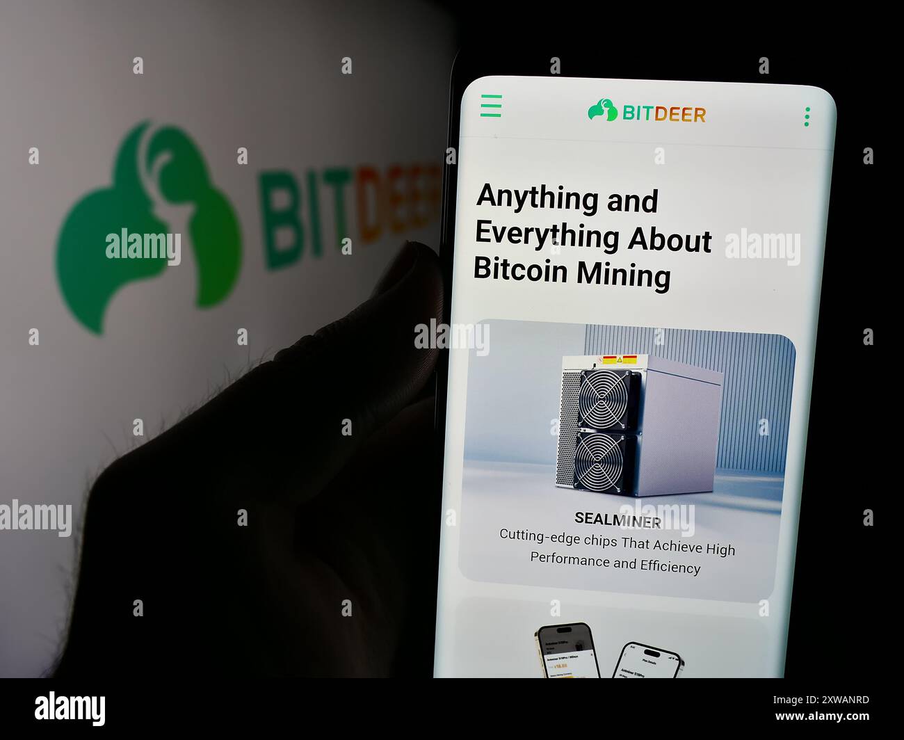 Person, die ein Handy hält, mit Webseite des singapurischen Blockchain-Unternehmens Bitdeer Technologies Group mit Logo. Konzentrieren Sie sich auf die Mitte des Telefondisplays. Stockfoto