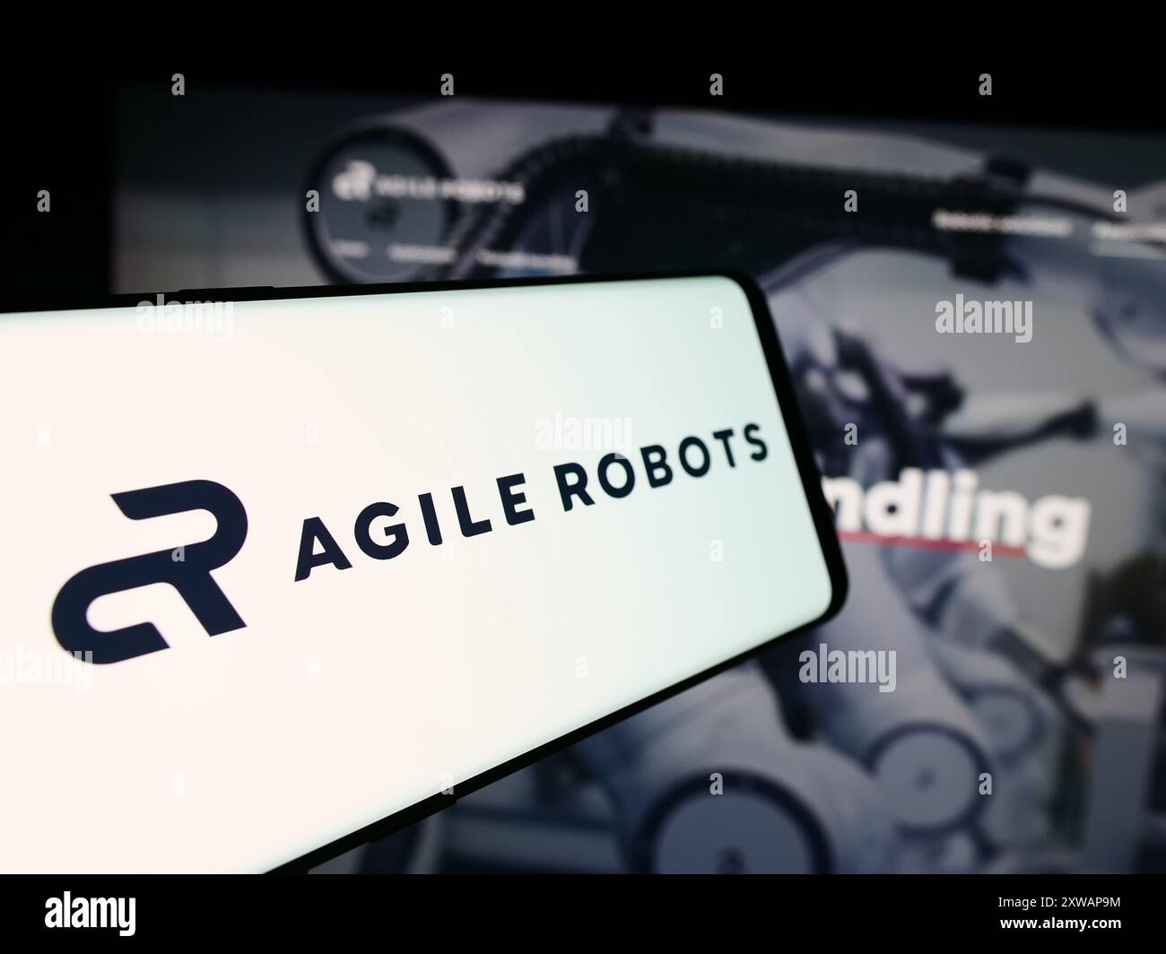 Smartphone mit Logo des deutschen Robotik-Unternehmens Agile Robots SE vor der Business-Website. Fokussieren Sie sich auf die linke Mitte des Telefondisplays. Stockfoto