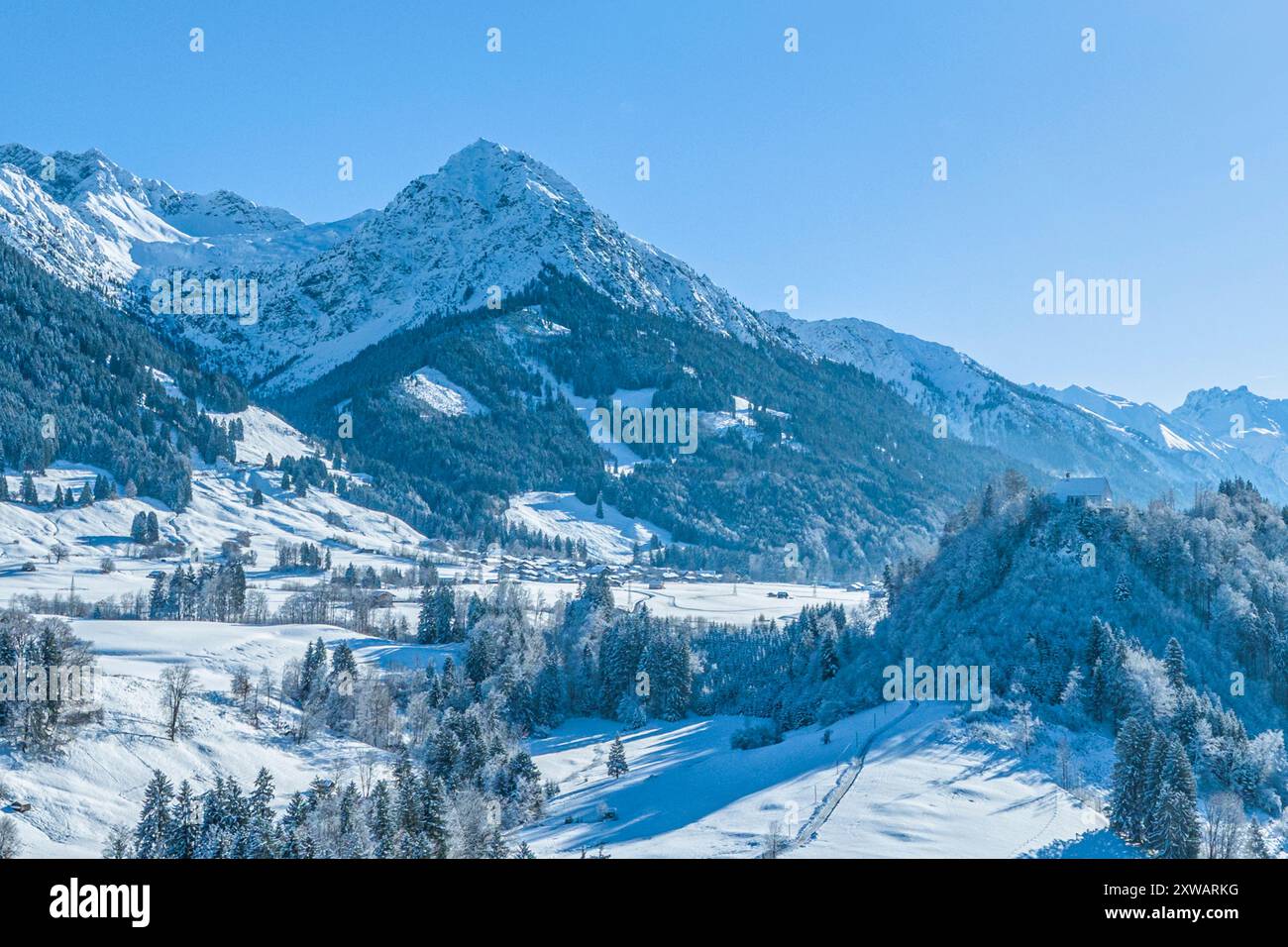 Das wunderschöne Iller Tal im Oberen Allgäu bei Fischen im Winter von oben Stockfoto