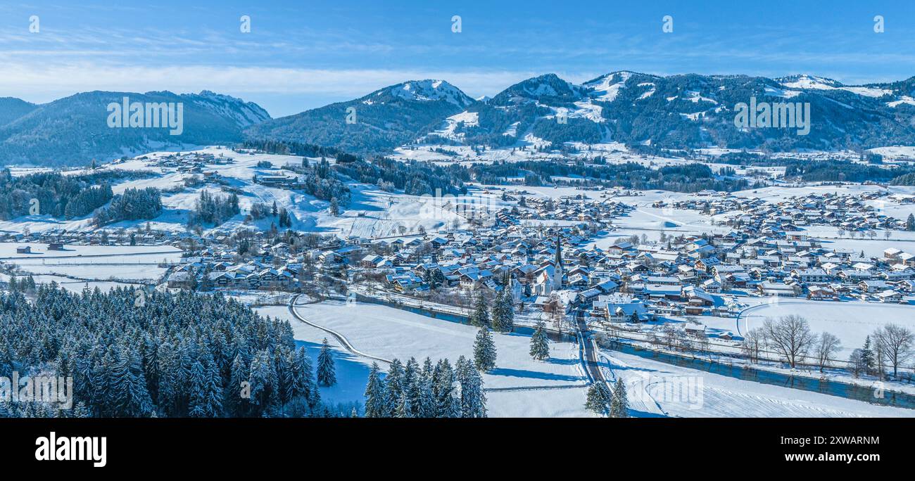 Das wunderschöne Iller Tal im Oberen Allgäu bei Fischen im Winter von oben Stockfoto