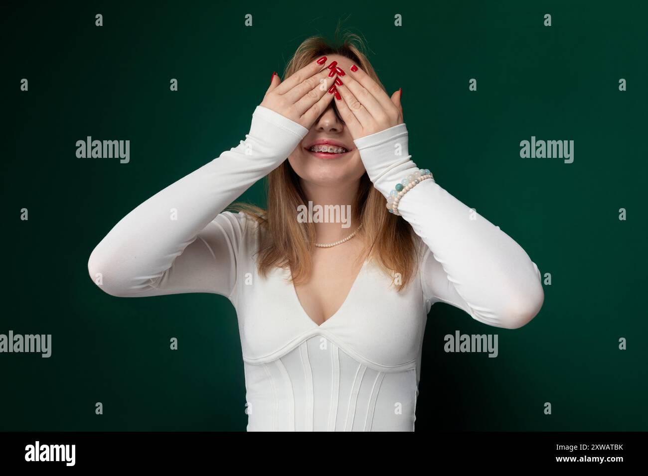 Frau, die ihre Augen in Not bedeckt Stockfoto