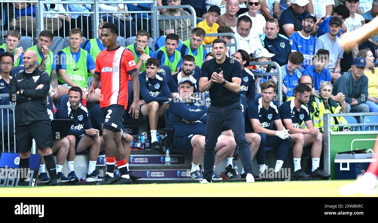 Portsmouth Head Coach John Mousinho während des Meisterschaftsspiels zwischen Portsmouth und Luton Town im Fratton Park, Portsmouth, Großbritannien - 17. August 2024 Foto Simon Dack / Telefoto Images. Nur redaktionelle Verwendung. Kein Merchandising. Für Football Images gelten Einschränkungen für FA und Premier League, inc. Keine Internet-/Mobilnutzung ohne FAPL-Lizenz. Weitere Informationen erhalten Sie bei Football Dataco Stockfoto