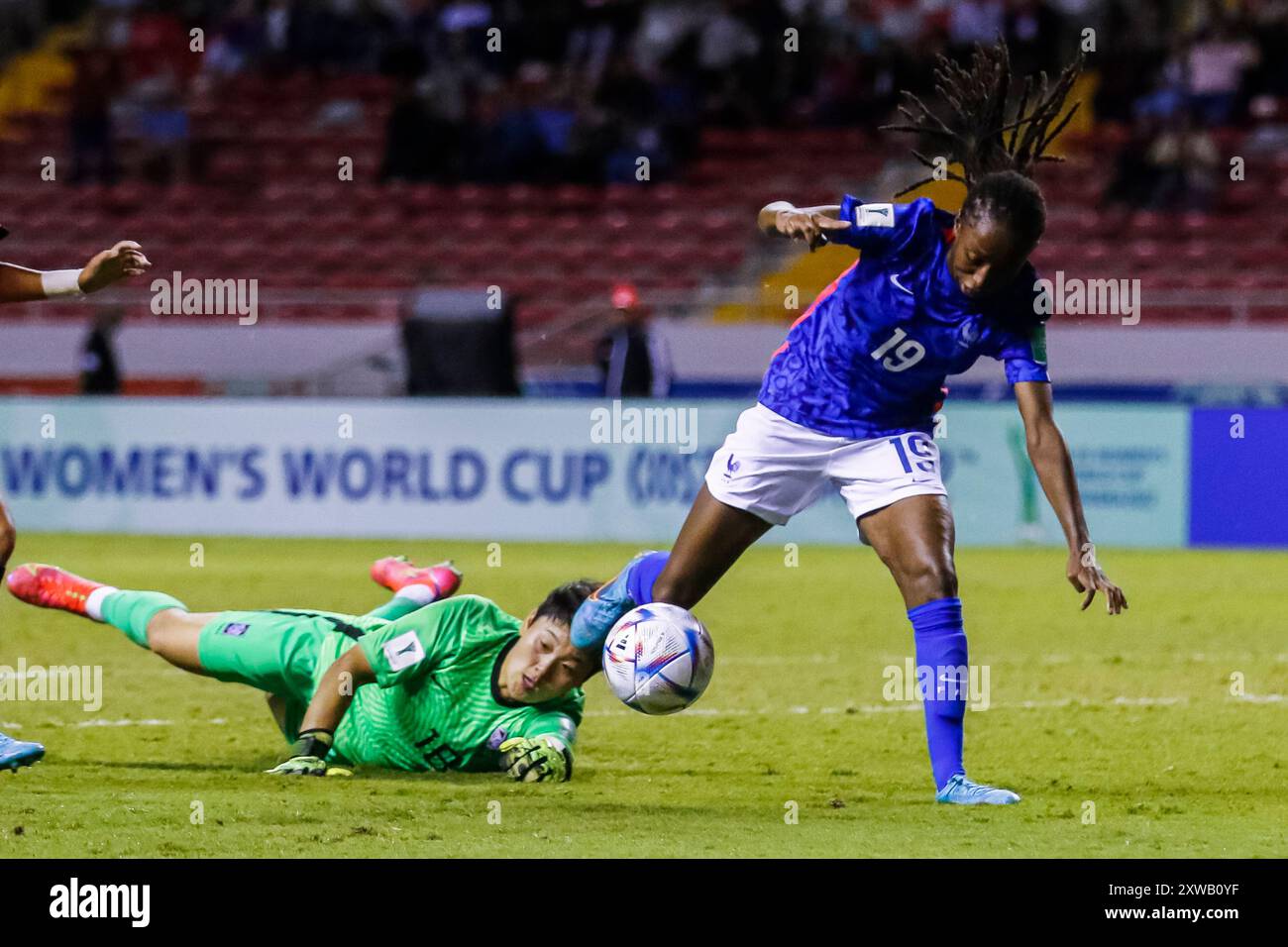 Torhüter Kyeonghee Kim aus Korea und Manssita Traore aus Frankreich beim Spiel Frankreich gegen Korea Republ Stockfoto