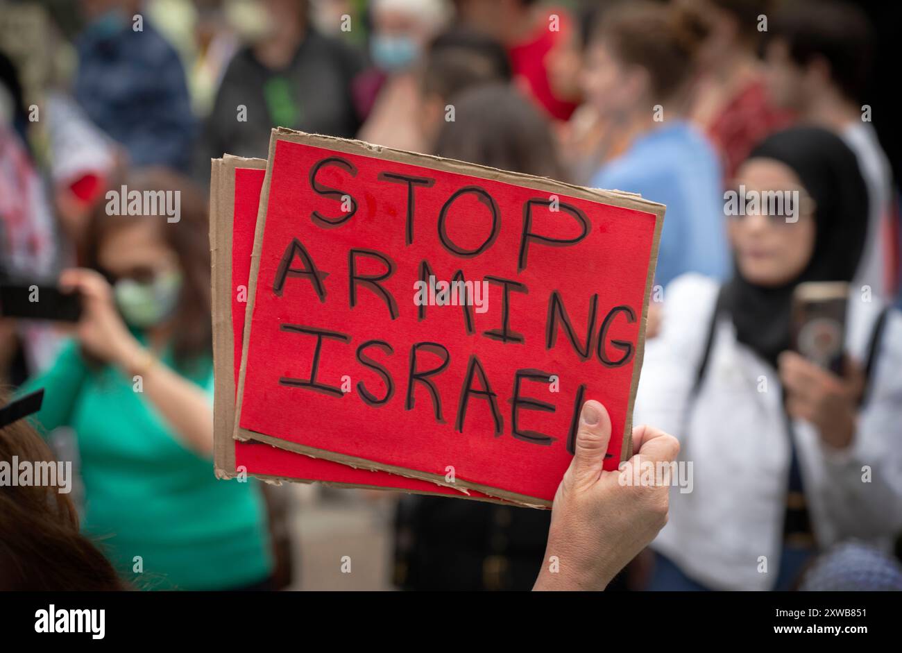 Boston, Massachusetts, USA. August 2024. Keine weitere Bombe, Solidarität mit Gaza-Demonstration, die zu einem Waffenstillstand im Gazastreifen und zu einer Beendigung der Bewaffnung Israels durch die USA aufruft. Hunderte versammelten sich auf dem Boston Common und marschierten dann zum Massachusetts State House, wo sie die Beacon Street vor dem Gebäude blockierten. Keine weiteren Bombendemonstrationen fanden in über 20 US-Städten am Tag vor dem Beginn der Democratic National Convention in Chicago statt. Das Foto zeigt den Demonstranten mit einem handgeschriebenen Schild. Quelle: Chuck Nacke / Alamy Live News Stockfoto
