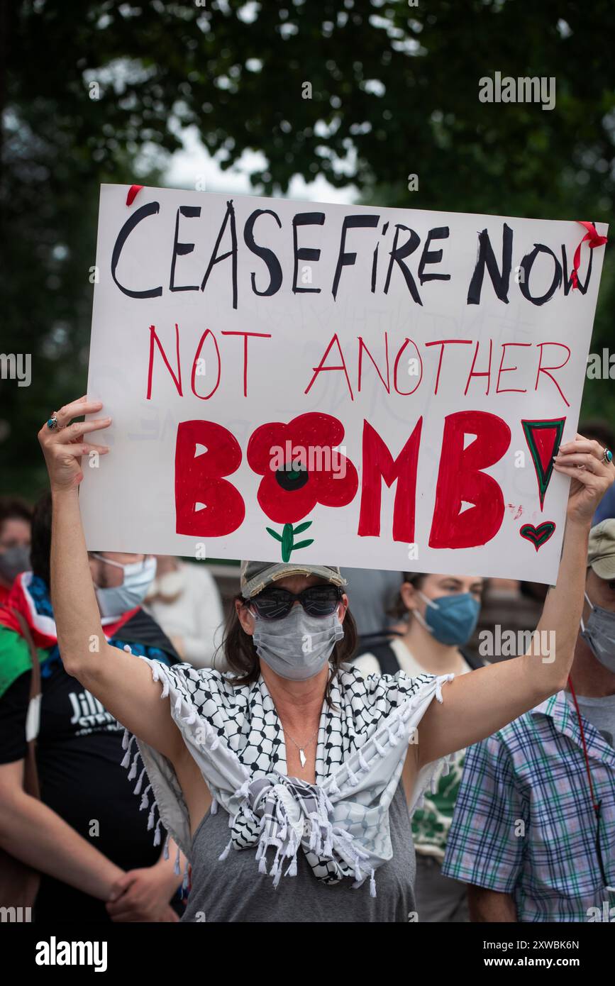 Boston, Massachusetts, USA. August 2024. Keine weitere Bombe, Solidarität mit Gaza-Demonstration, die zu einem Waffenstillstand im Gazastreifen und zu einer Beendigung der Bewaffnung Israels durch die USA aufruft. Hunderte versammelten sich auf dem Boston Common und marschierten dann zum Massachusetts State House, wo sie die Beacon Street vor dem Gebäude blockierten. Keine weiteren Bombendemonstrationen fanden in über 20 US-Städten am Tag vor dem Beginn der Democratic National Convention in Chicago statt. Das Foto zeigt eine Demonstratorin, die einen Keffiyeh trägt und ein handgeschriebenes Schild hält. Quelle: Chuck Nacke / Alamy Live News Stockfoto