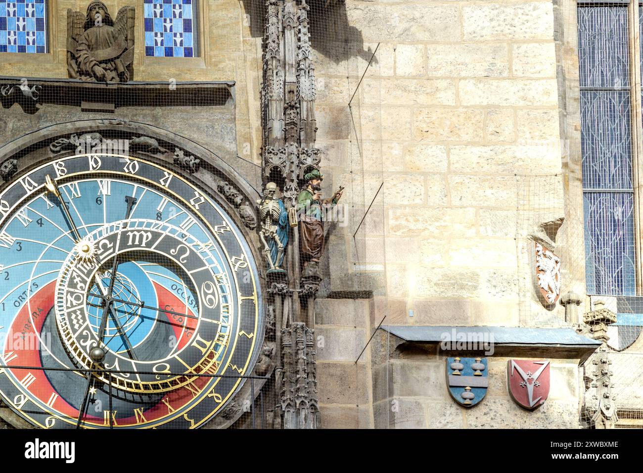 PRAG, TSCHECHISCH - 26. OKTOBER 2023: Dies ist ein Fragment der Prager astronomischen Uhr mit Zahlen des Todes und des Türken. Stockfoto