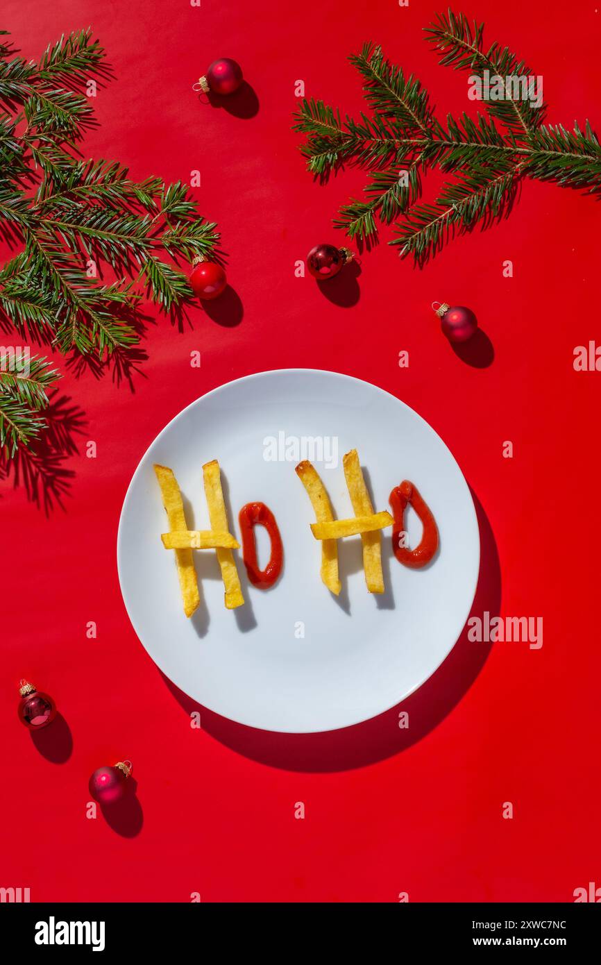 Weihnachtsstimmung mit Ho Ho Ho Ho French Fries auf Rot Stockfoto