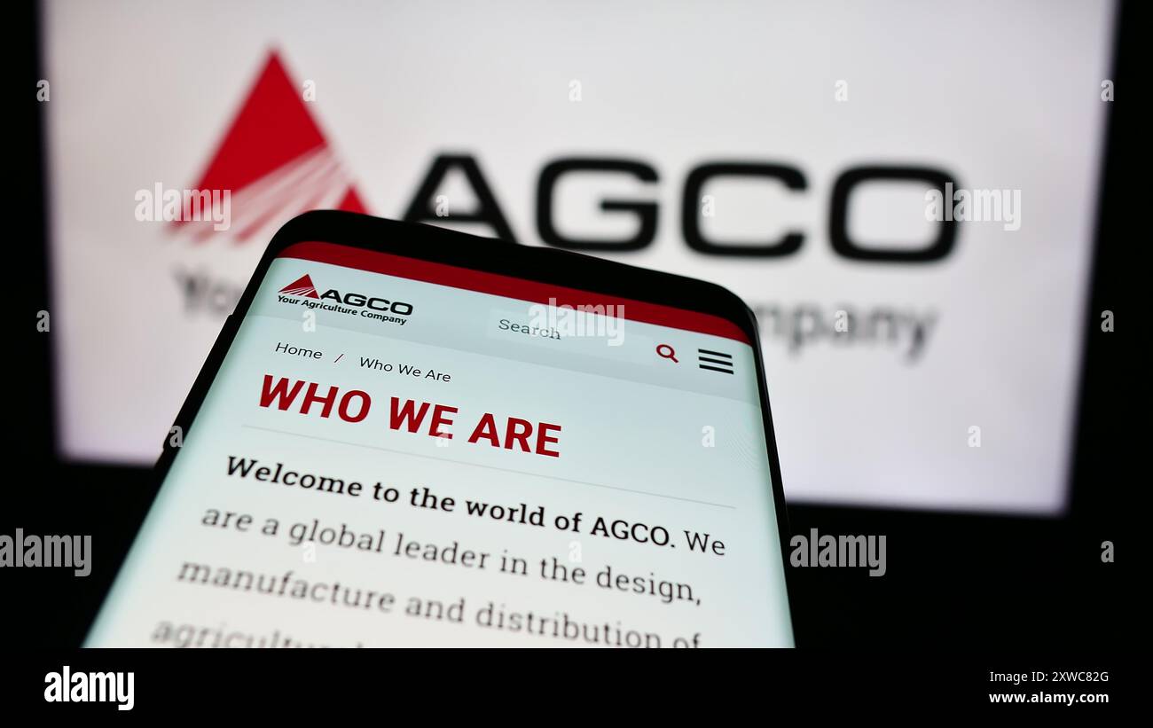 Smartphone mit Website des US-amerikanischen Landmaschinenunternehmens AGCO Corporation vor dem Firmenlogo. Fokussieren Sie sich oben links auf der Telefonanzeige. Stockfoto