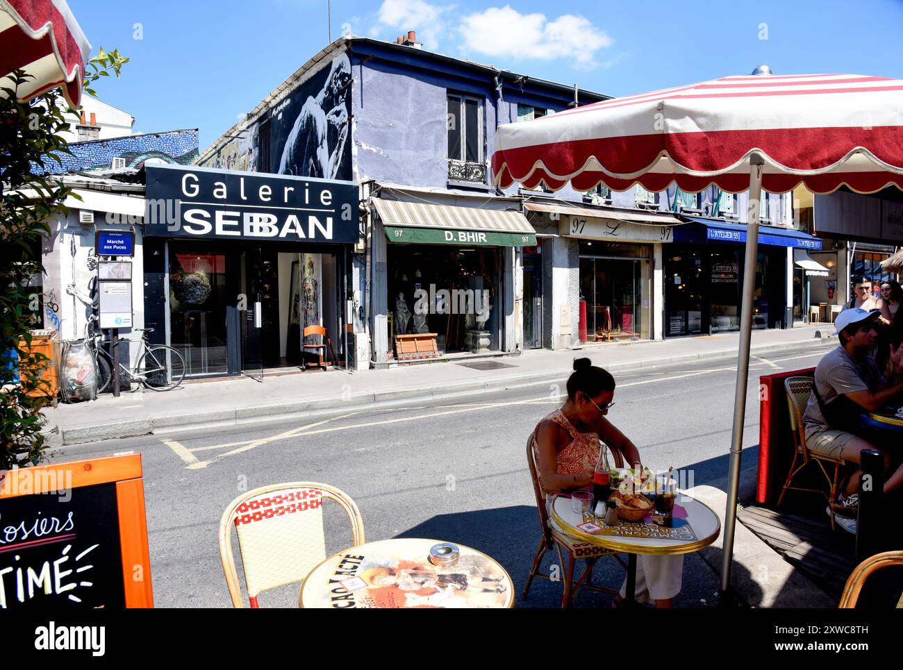 Saint-Ouen-sur-seine (Pariser Gegend): Flohmarkt Saint-Ouen „marche aux puces“. Atmosphäre auf einer Café-Terrasse in der Straße „Rue des Rosiers“ und Blick auf die Stockfoto