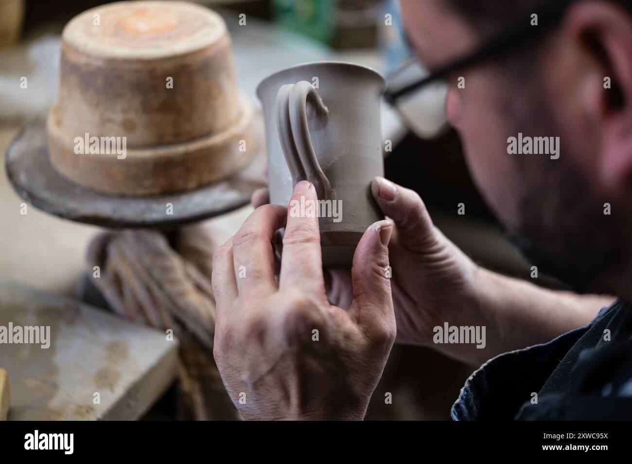 Soulaines-Dhuys (Nordostfrankreich): Die Tuilerie Poterie Royer Töpferwerkstatt, in der Ton mit Hilfe von Techniken der Vorfahren für 6 Gene geformt wurde Stockfoto