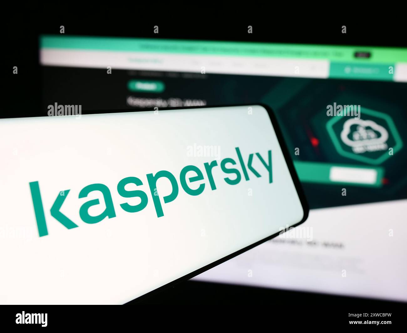 Smartphone mit Logo des russischen Cybersicherheitsunternehmens AO Kaspersky Lab vor der Business-Website. Fokussieren Sie sich auf die linke Mitte des Telefondisplays. Stockfoto