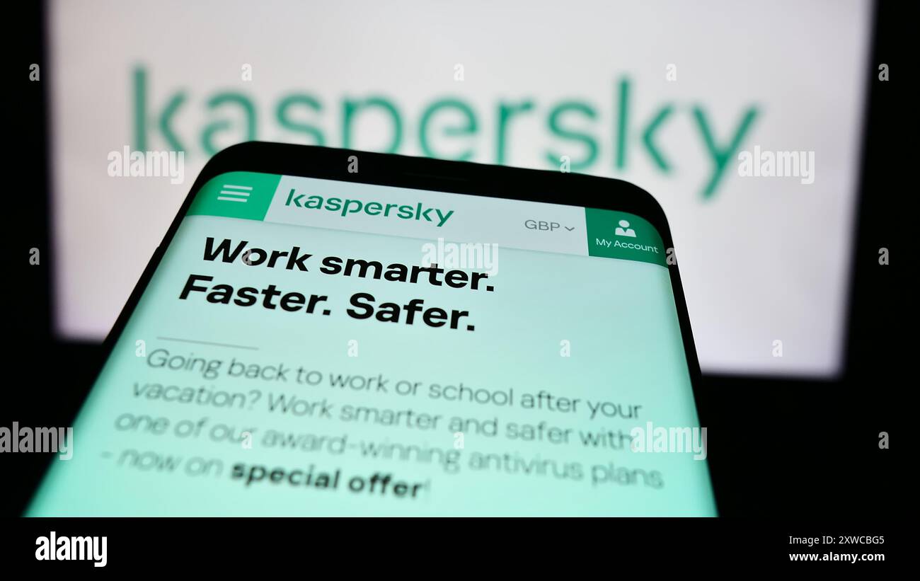 Mobiltelefon mit Website des russischen Cybersicherheitsunternehmens AO Kaspersky Lab vor dem Geschäftslogo. Fokussieren Sie sich oben links auf der Telefonanzeige. Stockfoto