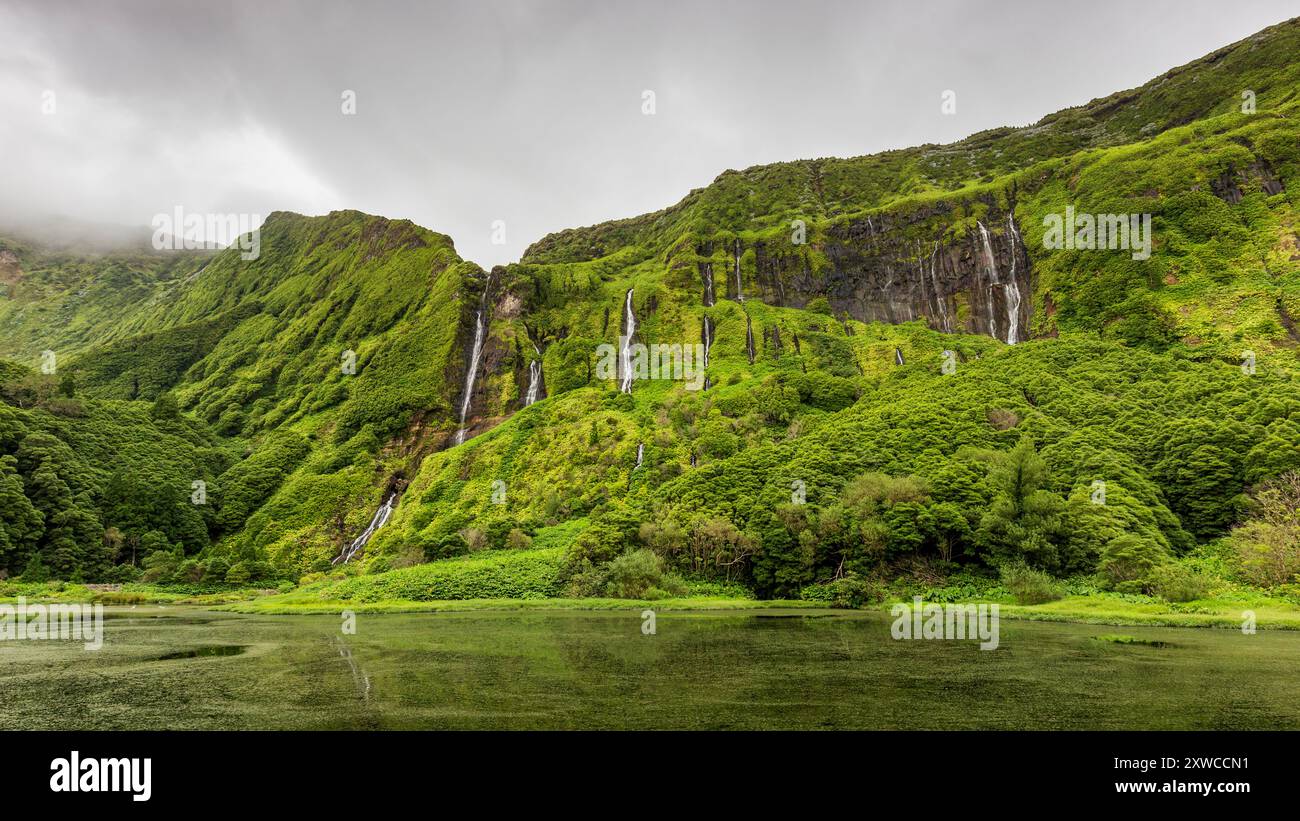 Mehrere Wasserfälle in einer grünen Landschaft auf den Azoren Stockfoto