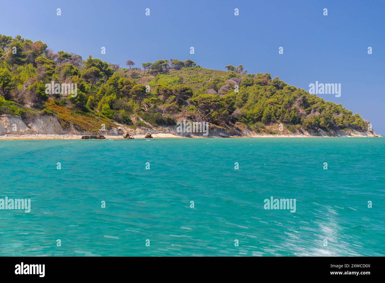 Sazan ist eine albanische unbewohnte Insel im Mittelmeer. Wir sind die größte Insel Albaniens und es war ein ausgewiesener militärischer Ausgrenzungszo Stockfoto