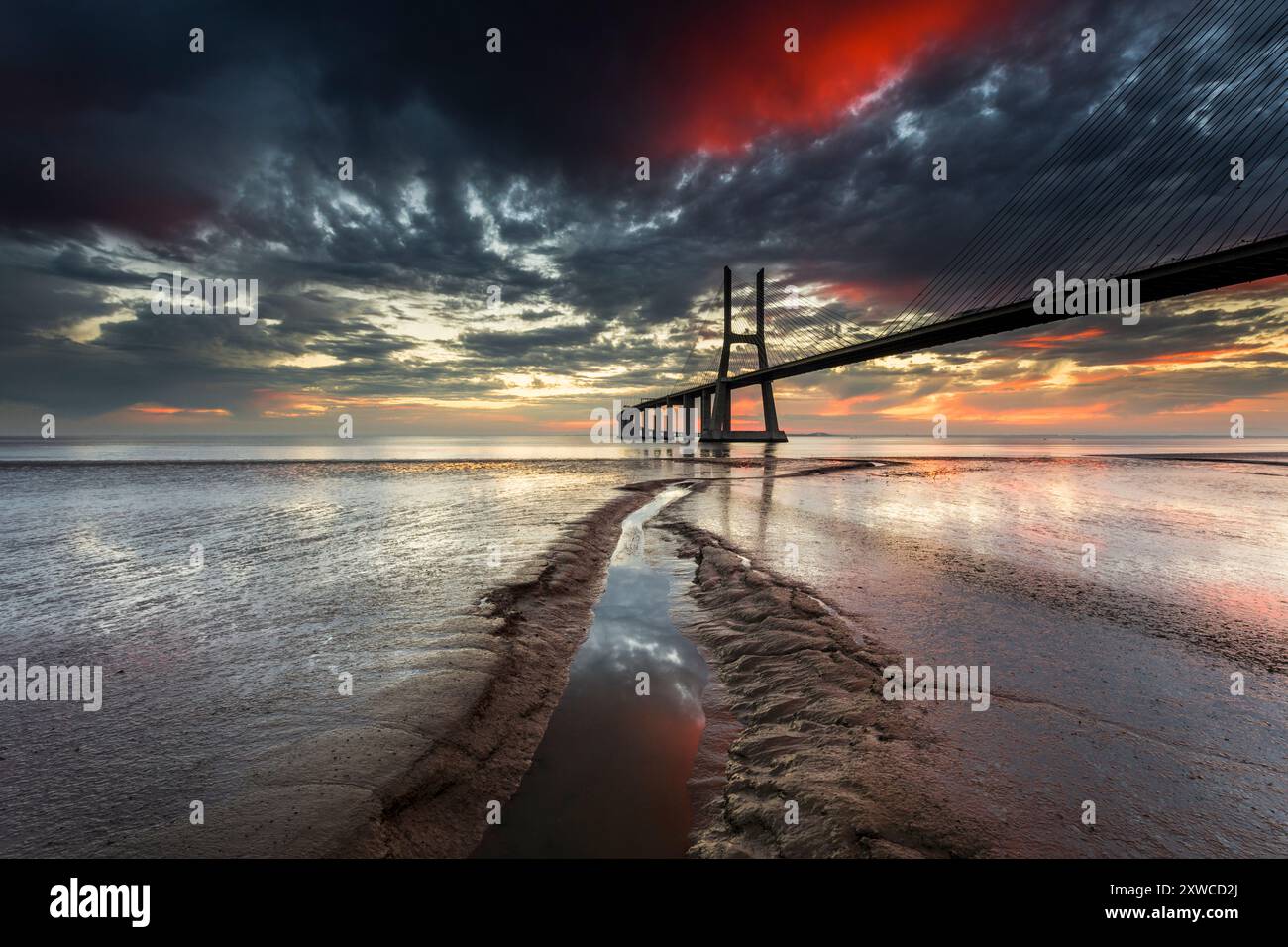 Die vasco da gama-Brücke am Fluss Stockfoto