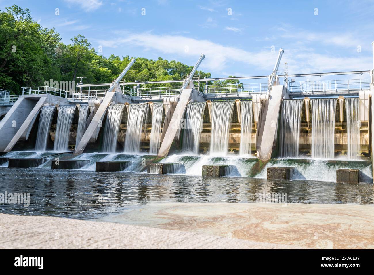 Der Staudamm aus Beton in Willow River SP, Wisconsin Stockfoto