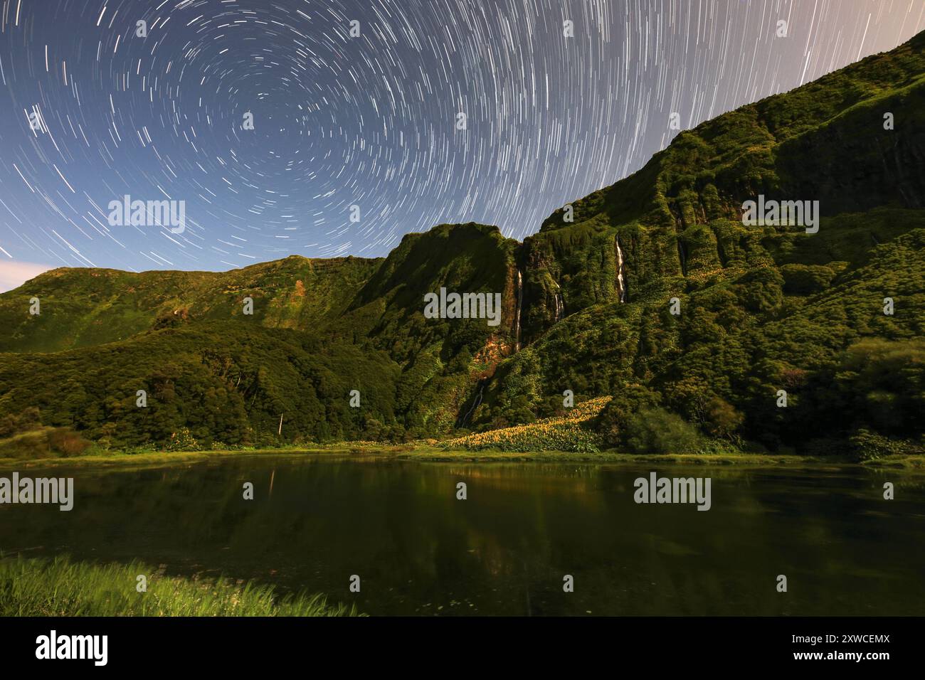 Wasserfall-Lagune in acores in portugal Panorama Stockfoto