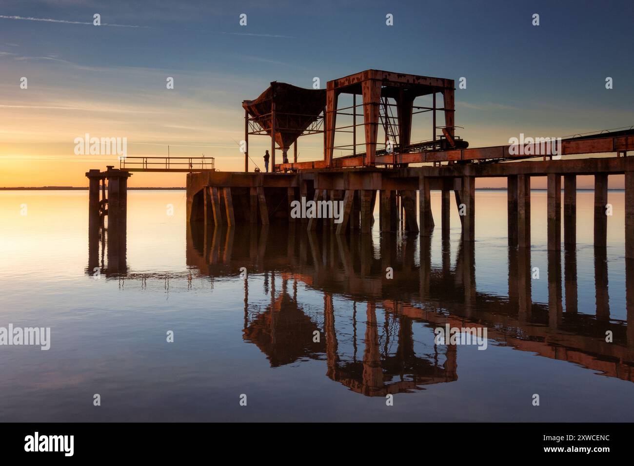 fischer fischen auf einem Pier in lissabon portugal Stockfoto