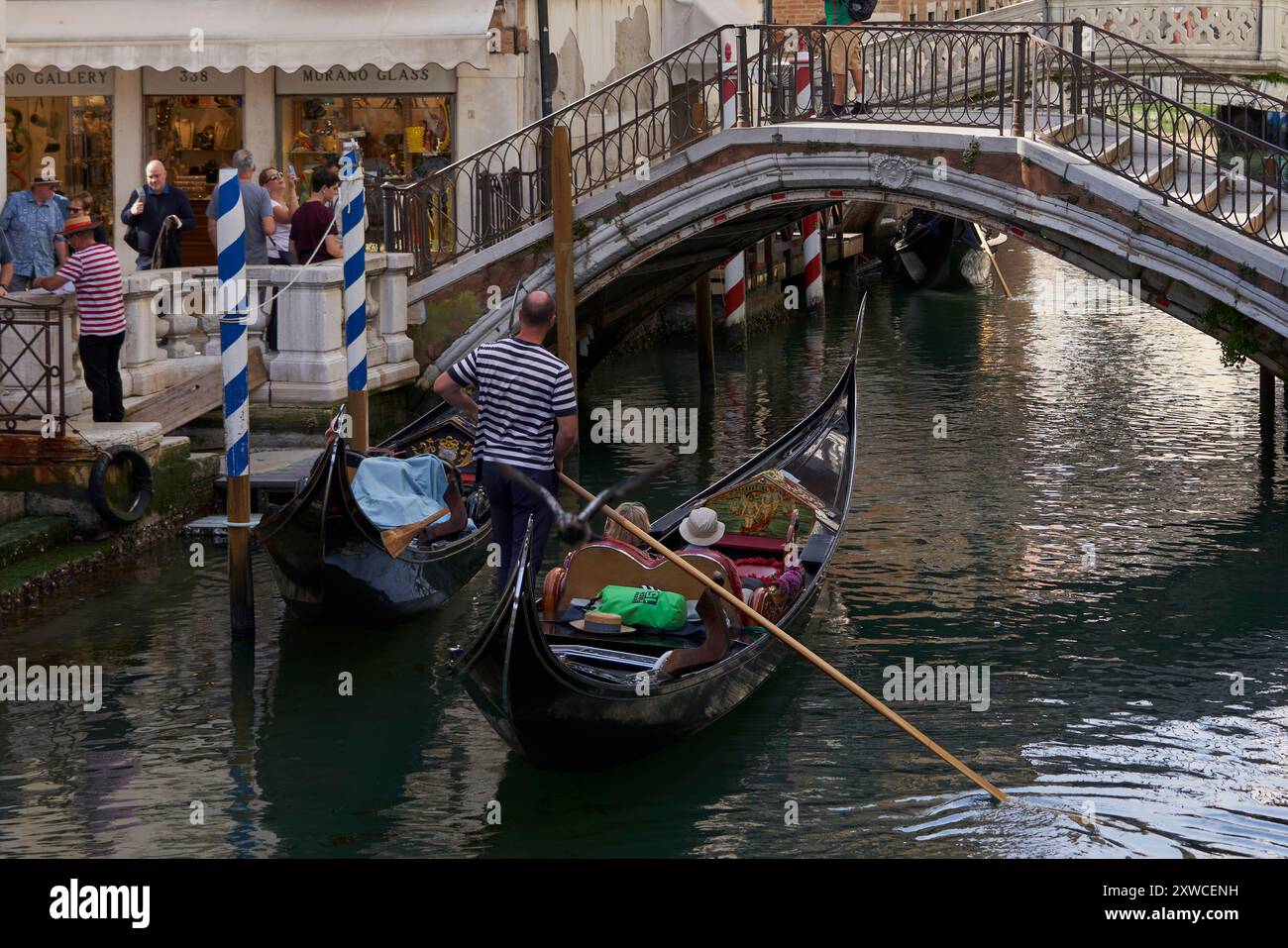 Fahrt Mit Der Venezianischen Gondel Unter Der Historischen Brücke Stockfoto