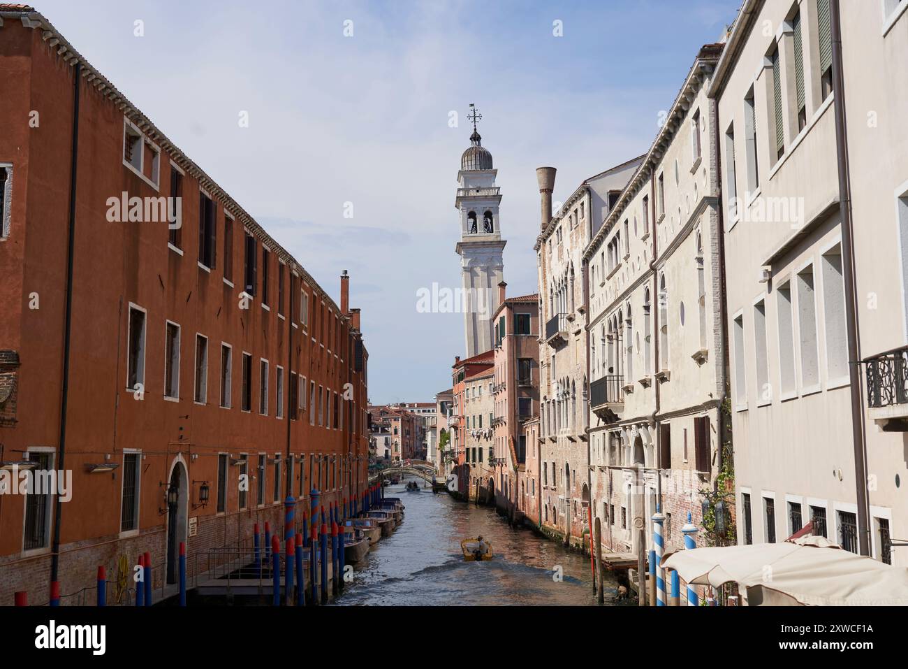 Charme des venezianischen Kanals: Blick auf die historische Wasserstraße in Venedig Stockfoto
