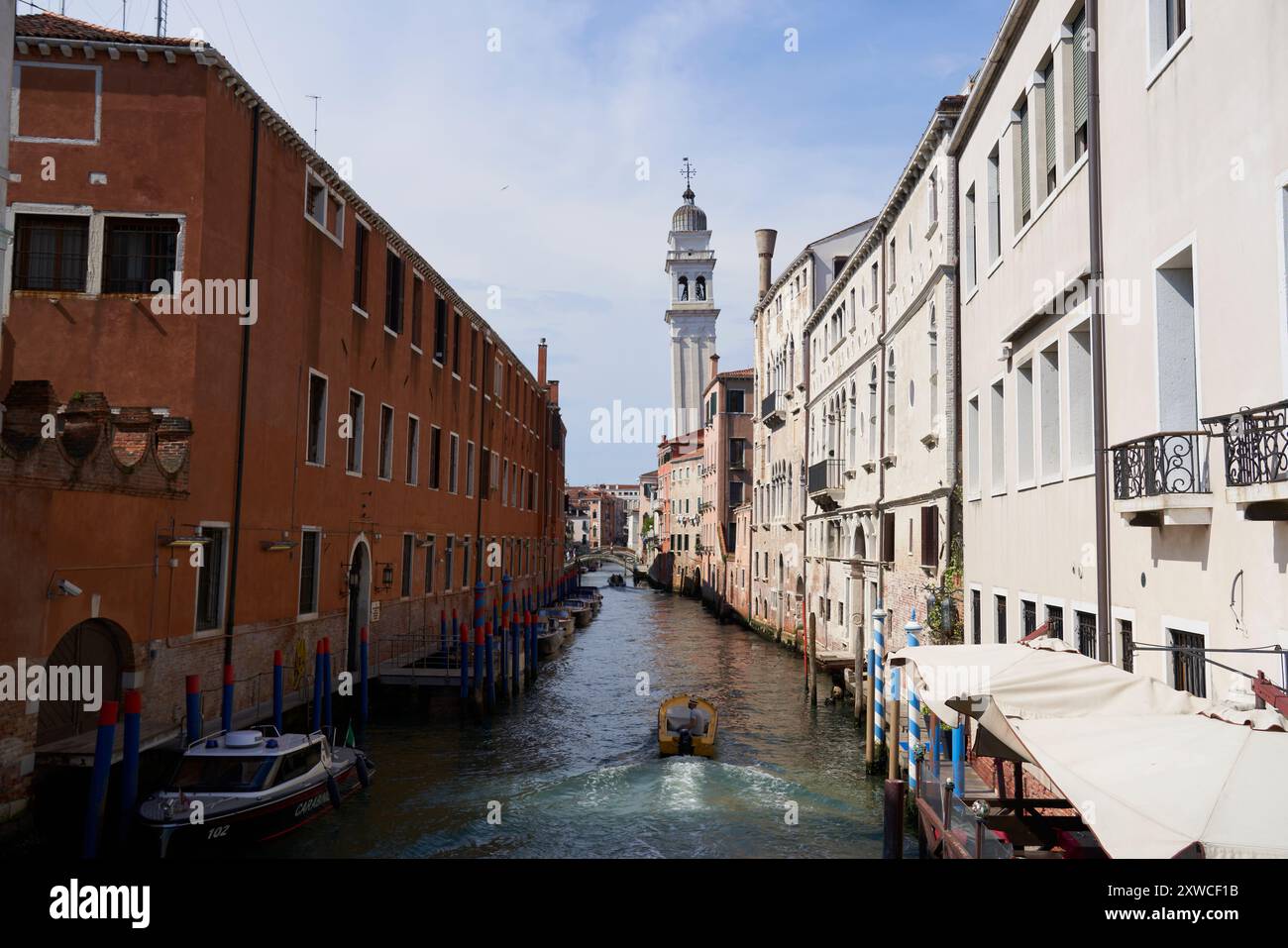 Charme des venezianischen Kanals: Blick auf die historische Wasserstraße in Venedig Stockfoto