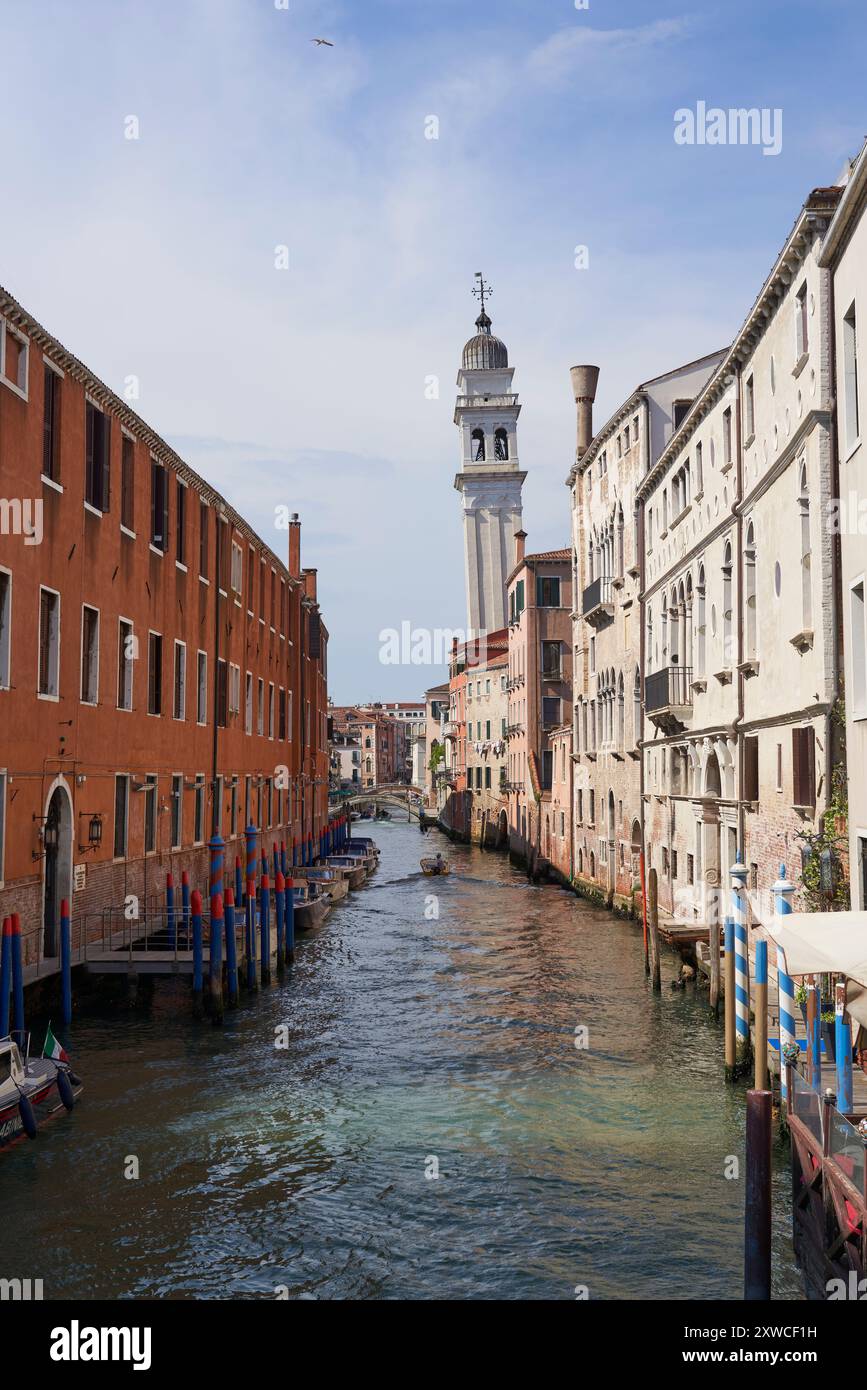 Charme des venezianischen Kanals: Blick auf die historische Wasserstraße in Venedig Stockfoto